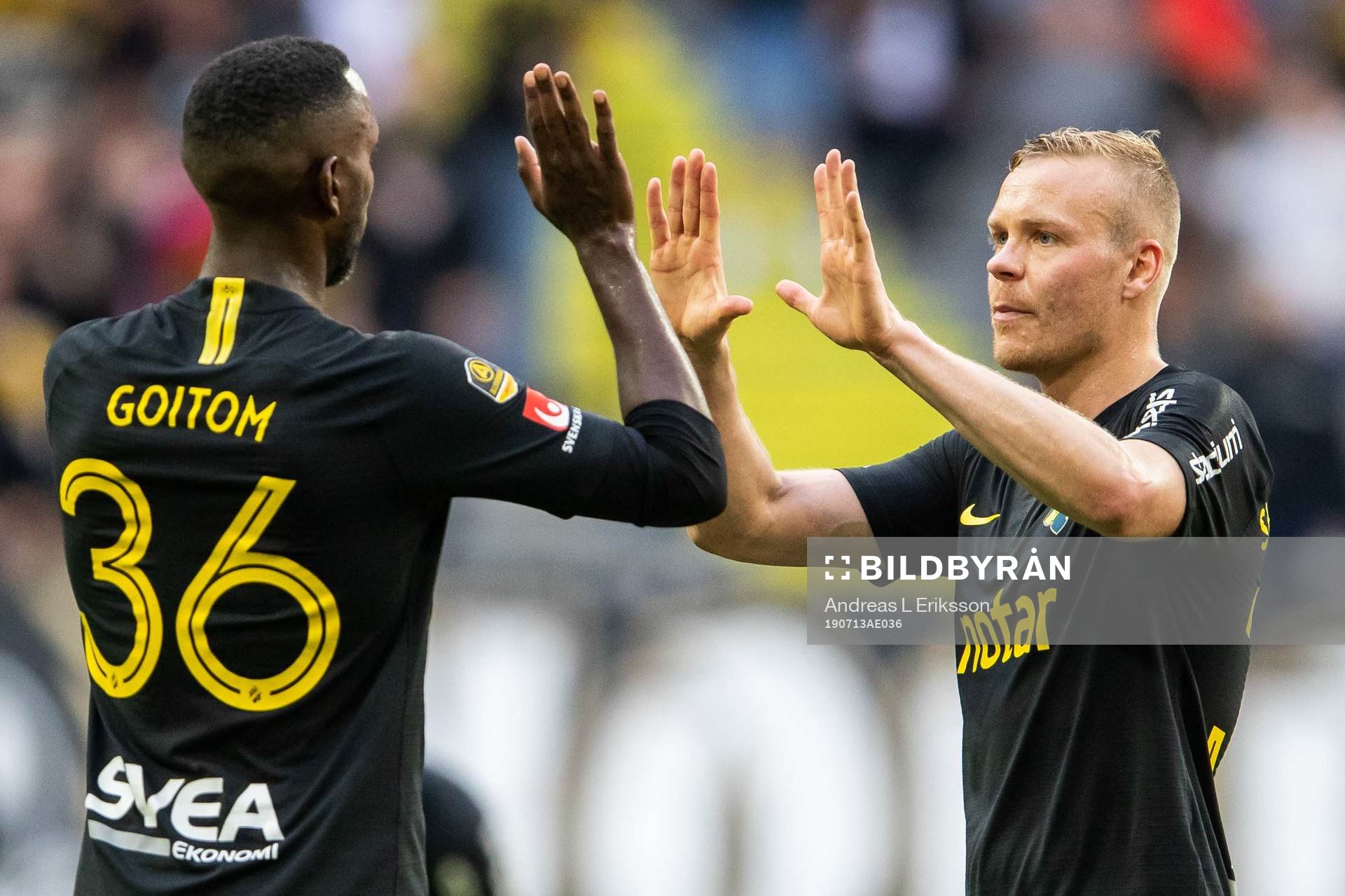 AIK:s Henok Goitom och Kolbeinn Sigthorsson jublar under fotbollsmatchen i Allsvenskan mellan AIK och Elfsborg den 13 juli 2019 i Stockholm.