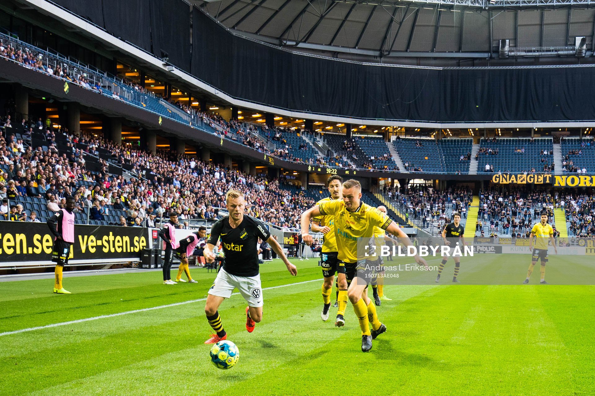 s Sebastian Larsson i kamp om bollen med Elfsborgs Stian