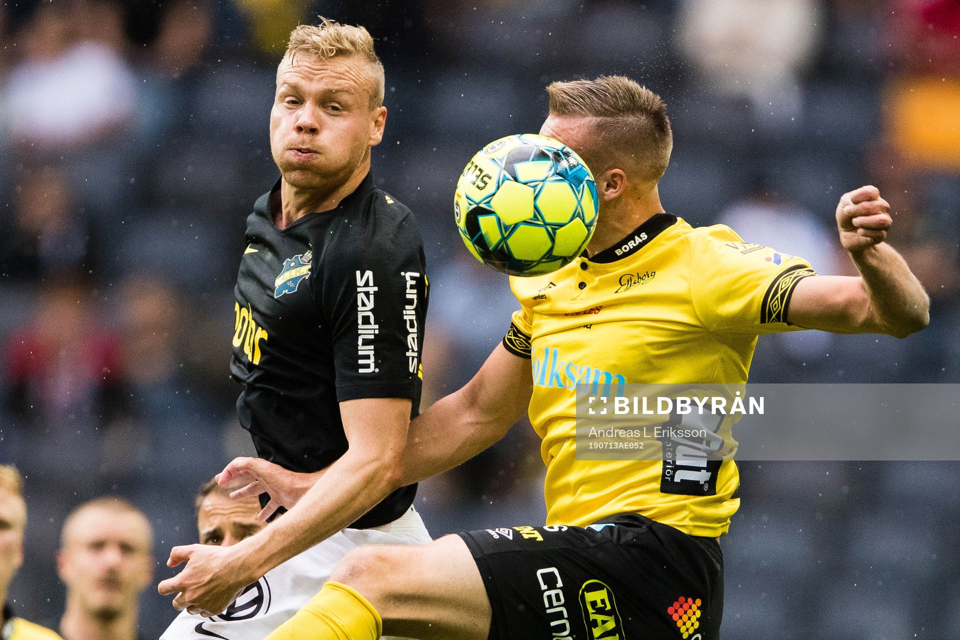 AIK:s Kolbeinn Sigthorsson i en nickduell med Elfsborgs Stian Rode Gregersen under fotbollsmatchen i Allsvenskan mellan AIK och Elfsborg den 13 juli 2019 i Stockholm.