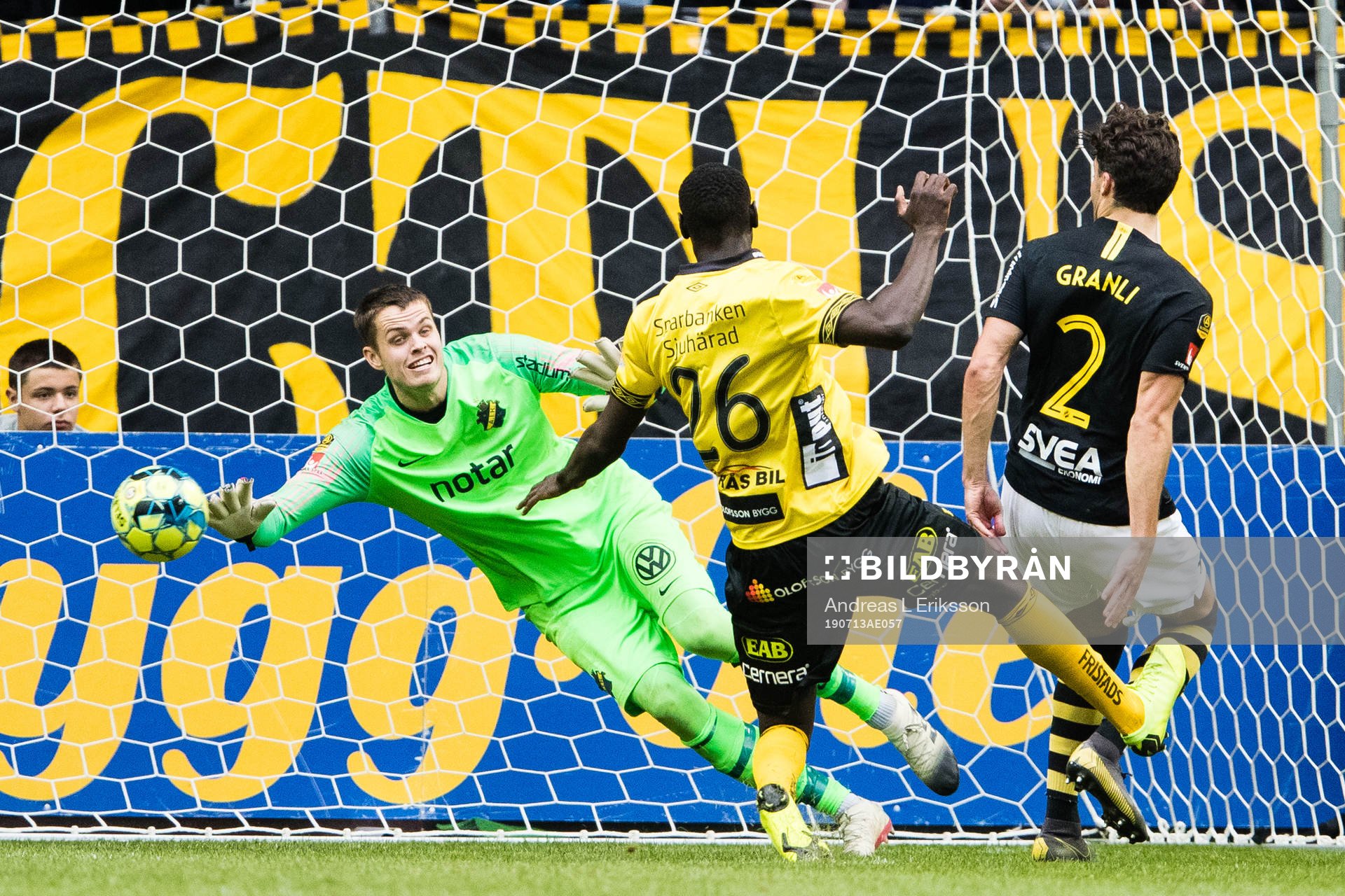 s målvakt Oscar Linnér och Daniel Granli försvarar sig