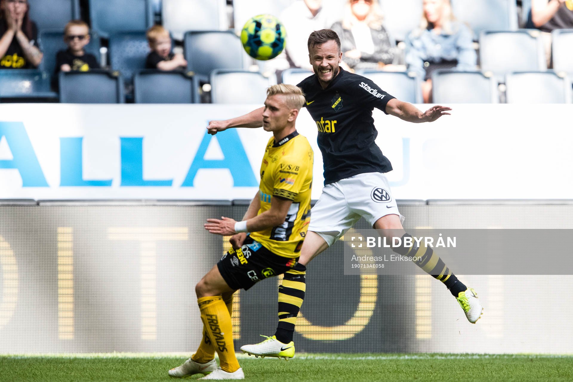 s Robert Lundström med ett inlägg förbi Elfsborgs Simon
