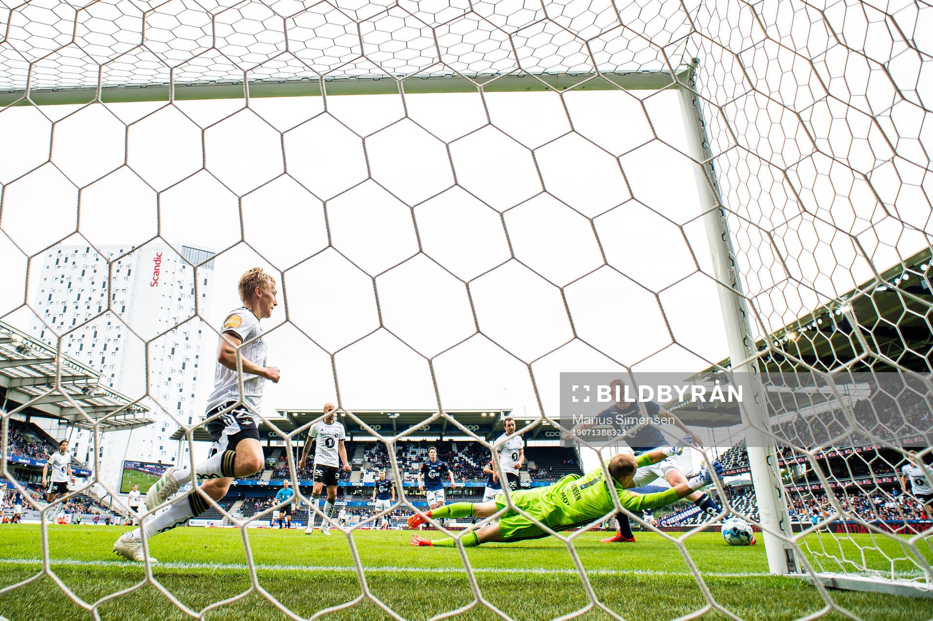 Andre Hansen of Rosenborg and Kristian Thorstvedt of Viking