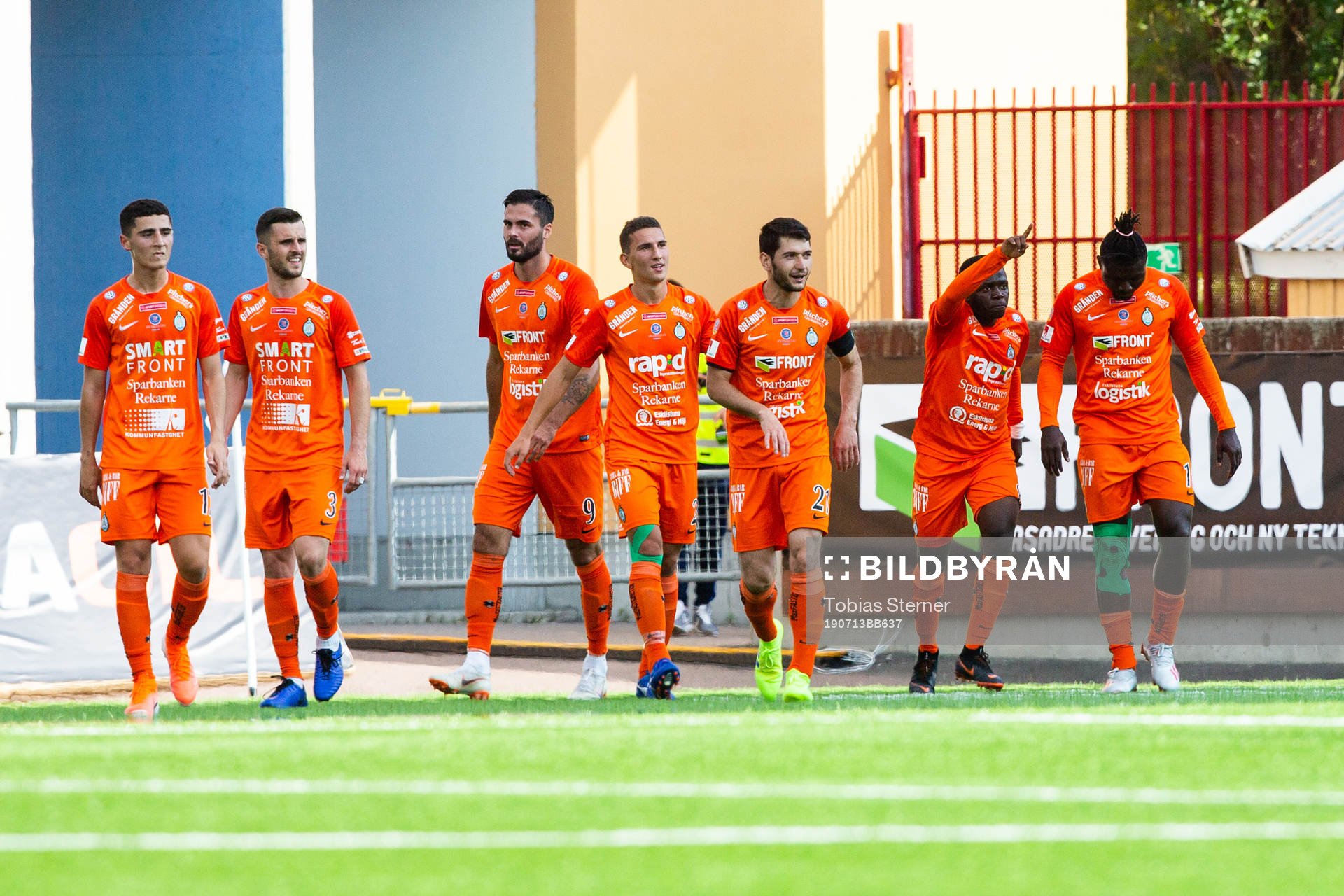 AFC Eskilstunas Ousmane Camara jublar med lagkamrater