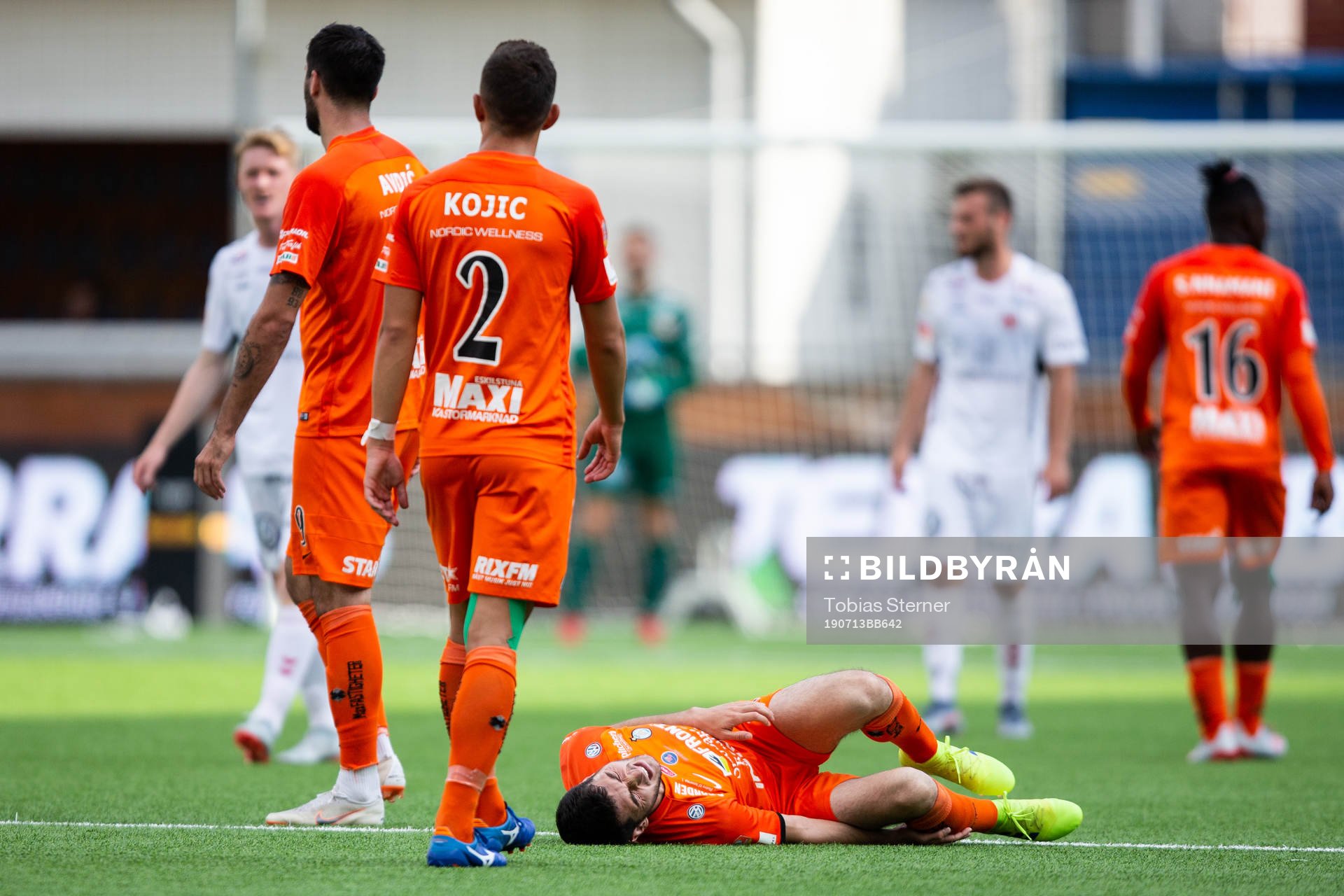 AFC Eskilstunas Anel Rashkaj har ont
