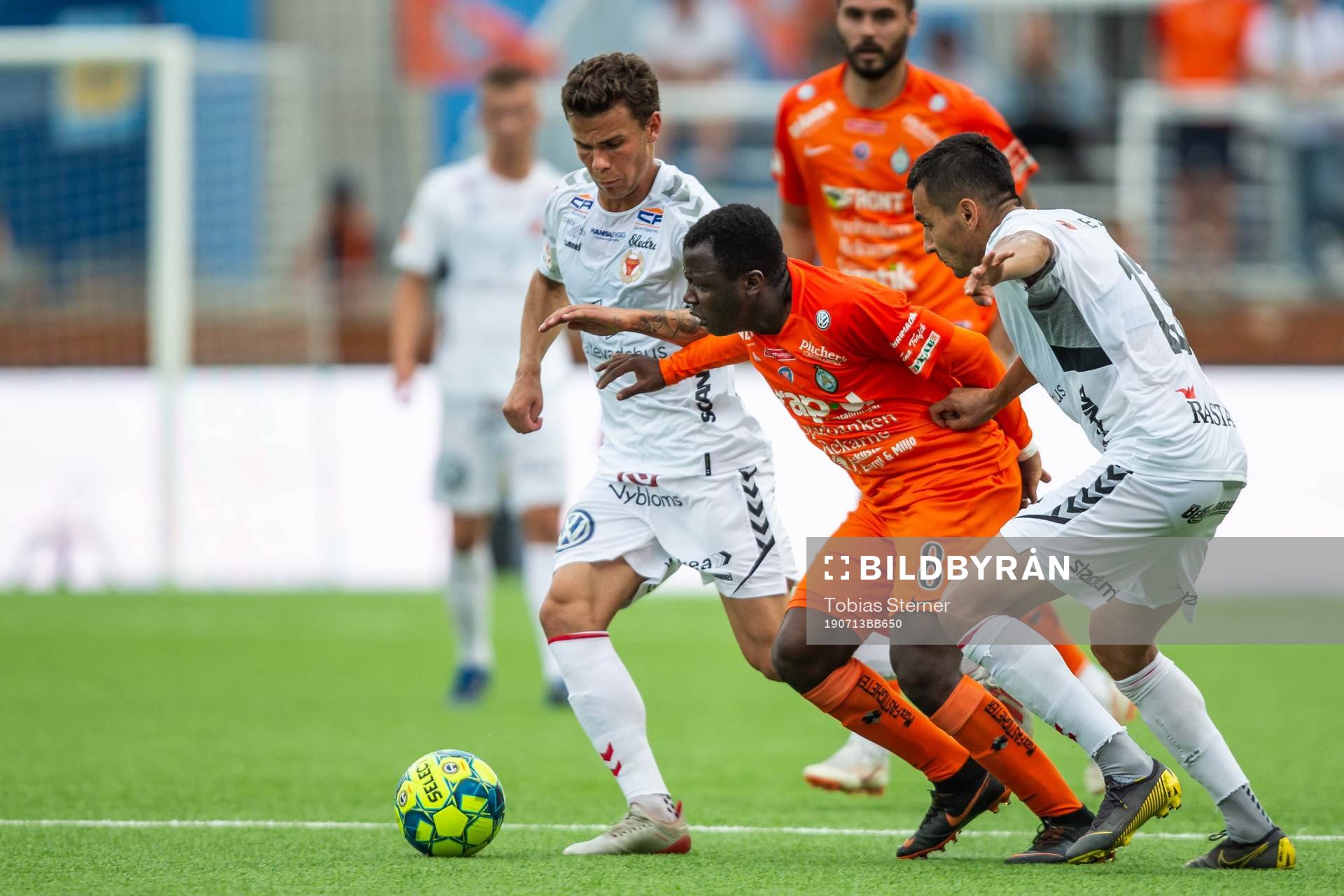 AFC Eskilstunas Ousmane Camara mot Kalmars Herman Hallberg