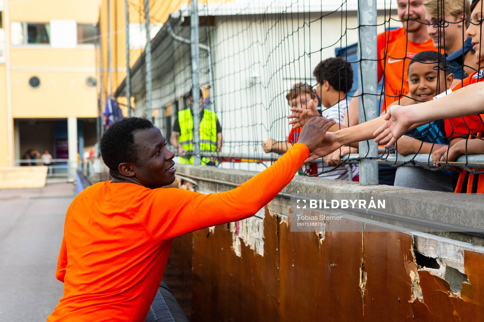 AFC Eskilstunas Ousmane Camara jublar med publiken efter fotbollsmatchen i Allsvenskan mellan AFC Eskilstuna och Kalmar den 13 juli 2019 i Eskilstuna.