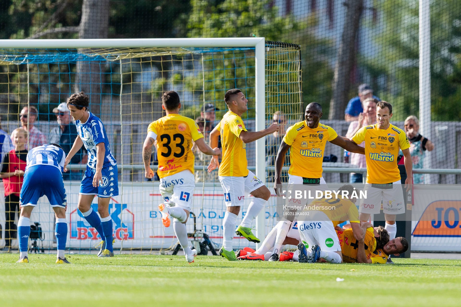 Falkenbergs spelare jublar