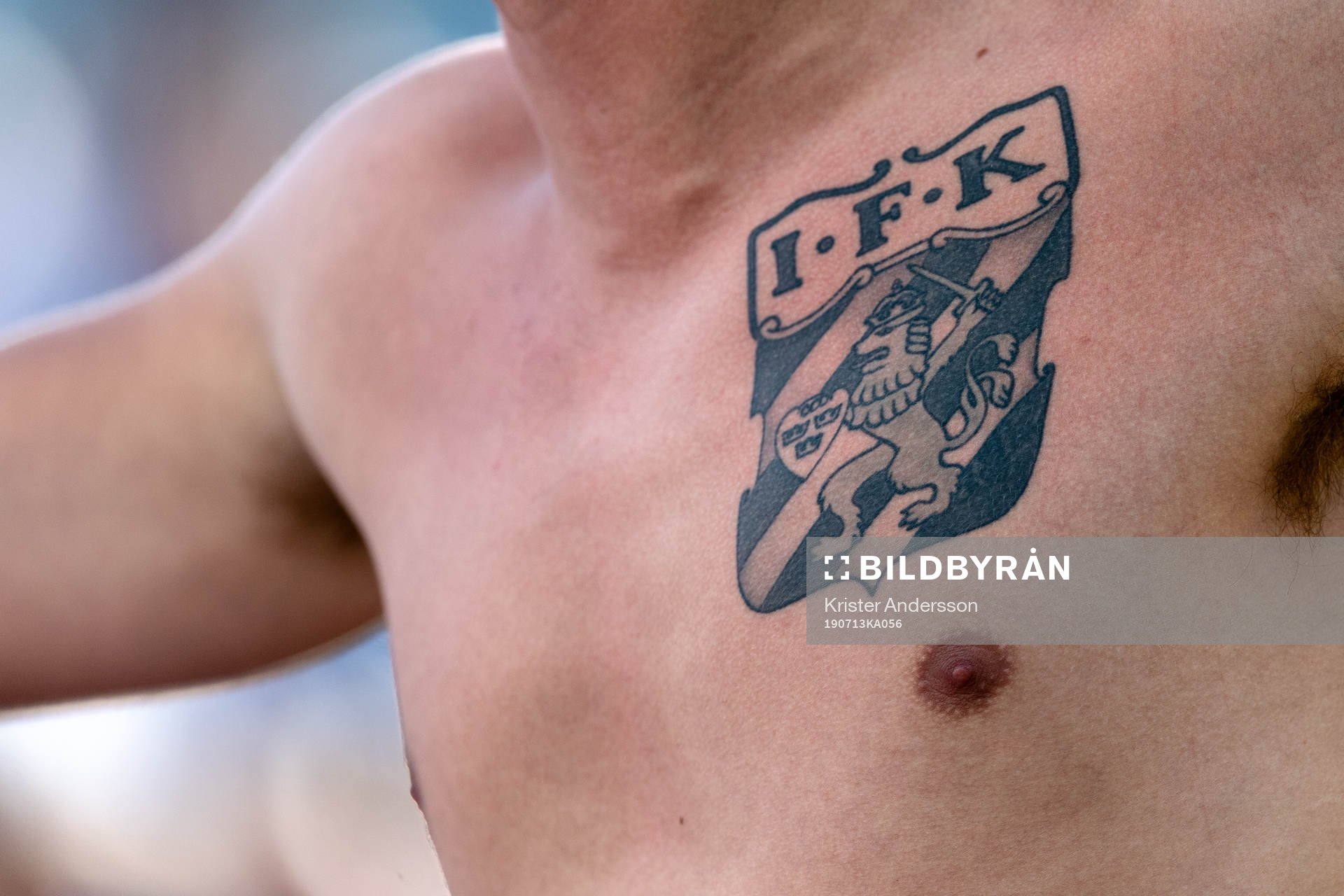 IFK Göteborgs emblem tatuerat på bröstet av en supporter