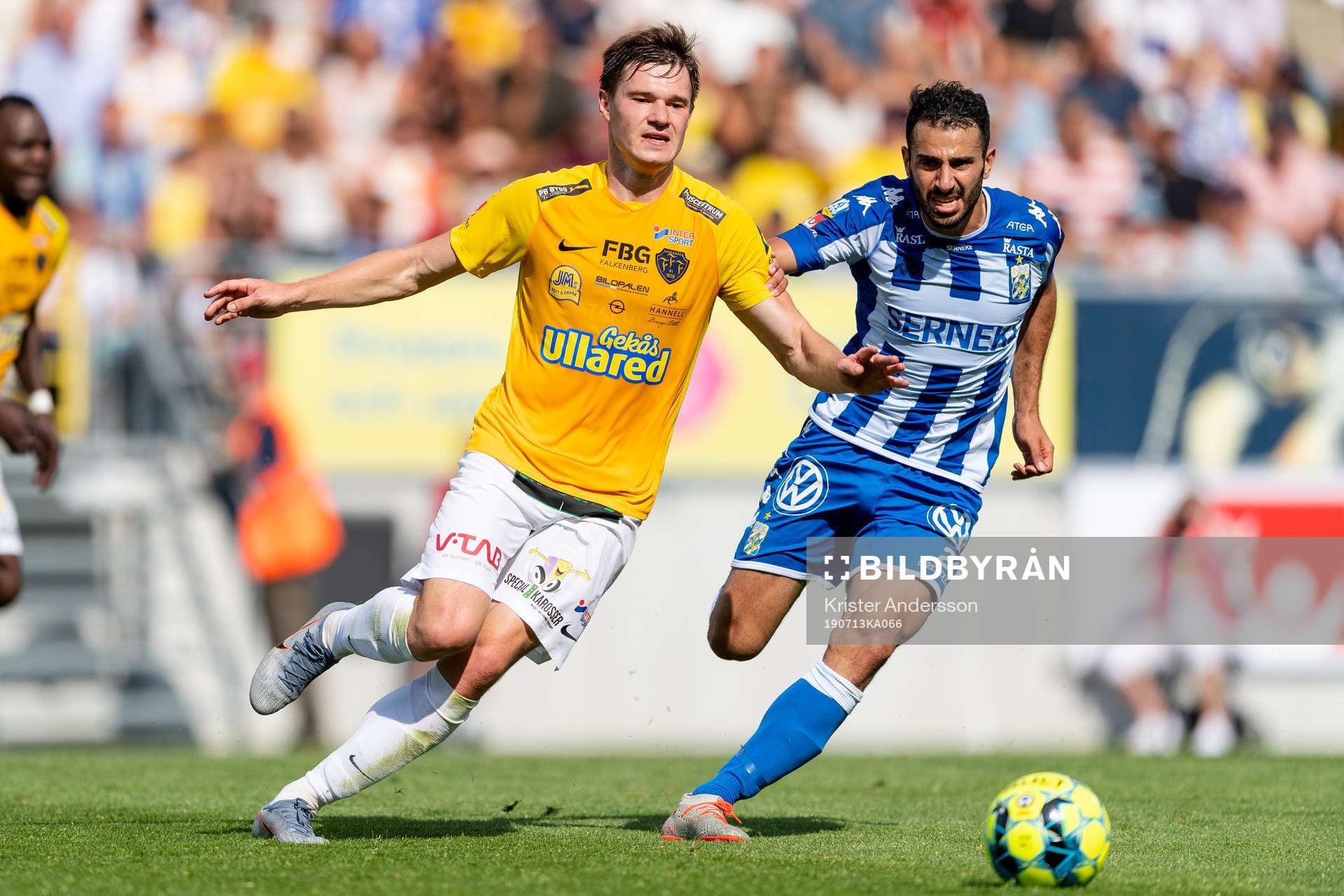 Falkenbergs Kirill Pogrebnyak och IFK Göteborgs André Calisir under fotbollsmatchen i Allsvenskan mellan Falkenberg och IFK Göteborg den 13 juli 2019 i Falkenberg.