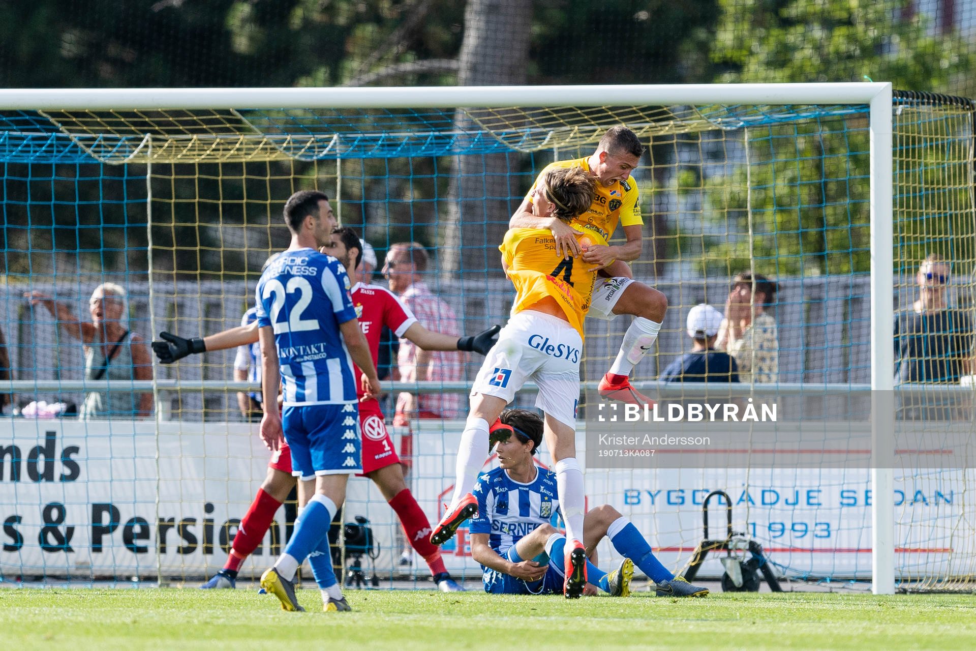 Falkenbergs John Björkengren jublar med Carl Johansson