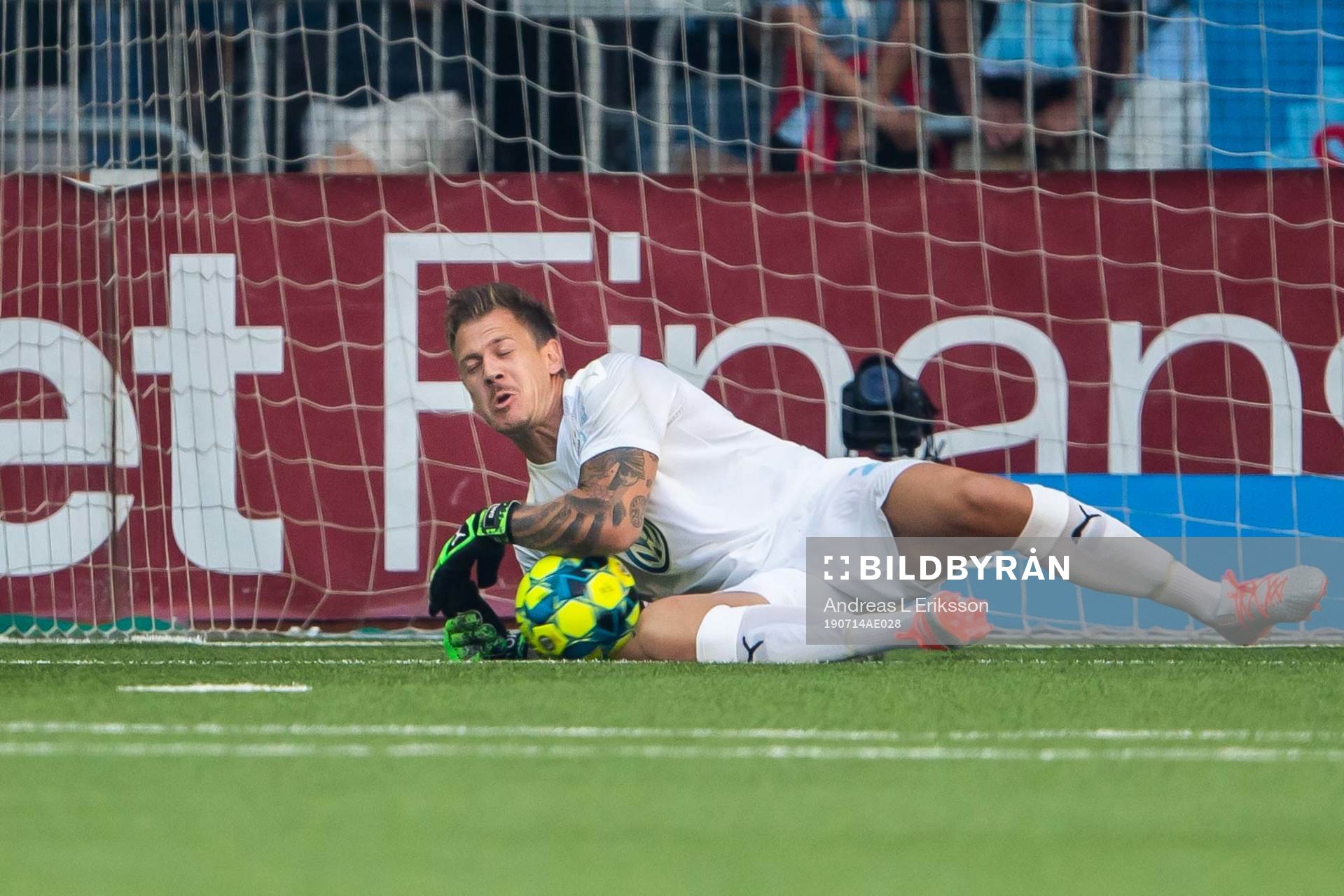 Malmö FFs målvakt Johan Dahlin med en räddning