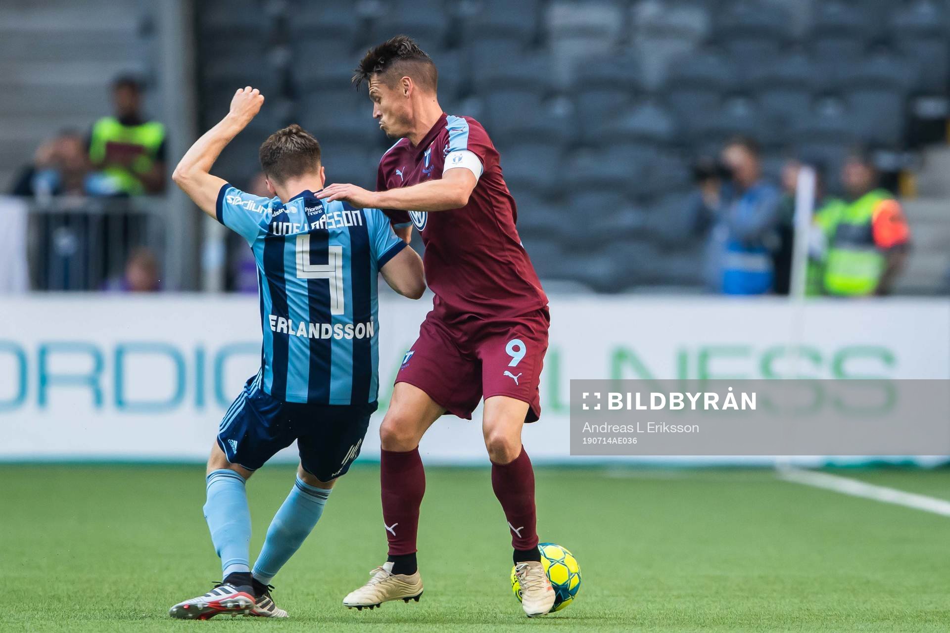 Djurgårdens Jacob Une Larsson och Malmö FFs Markus