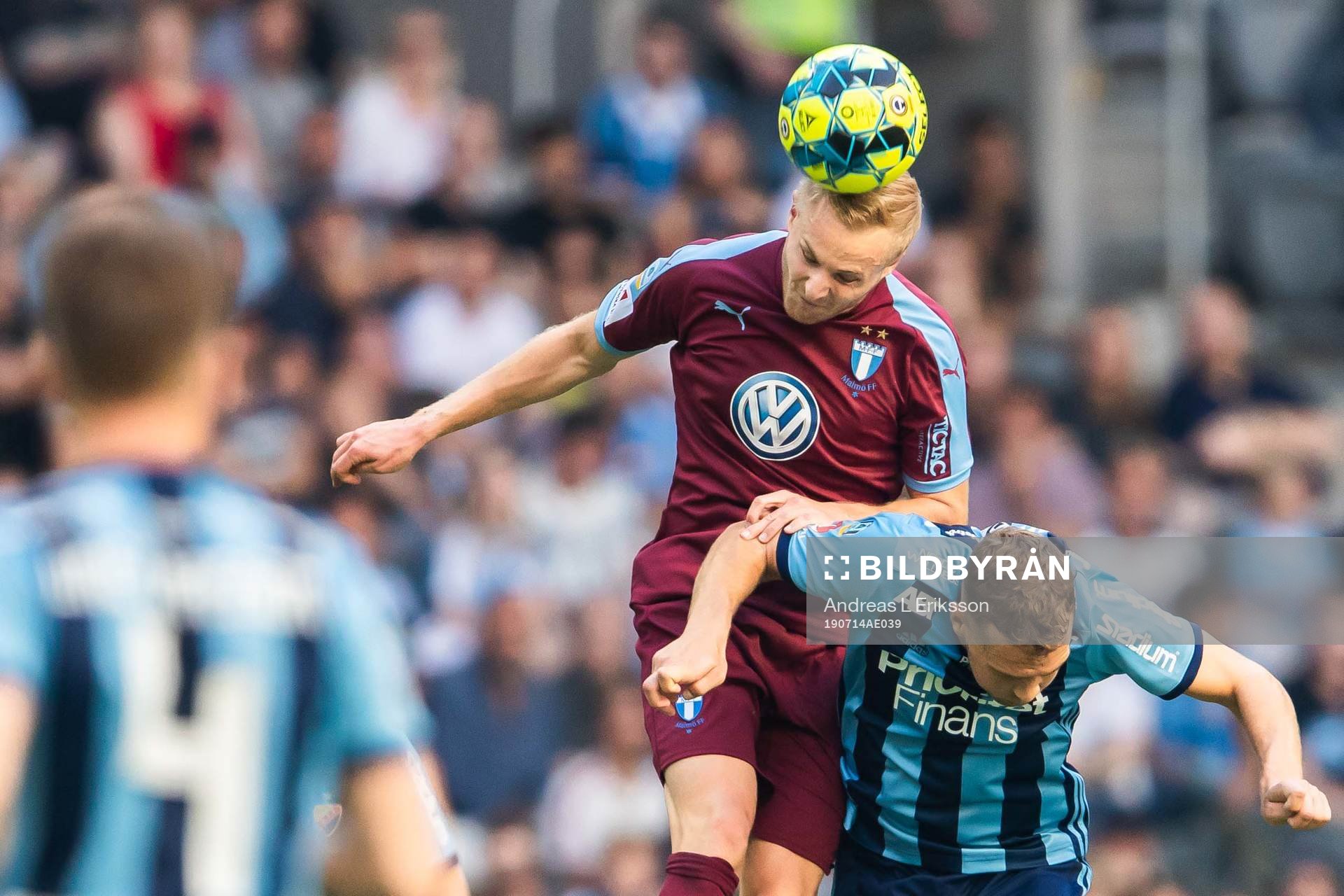 Malmö FFs Franz Brorsson i nickduell med Djurgårdens