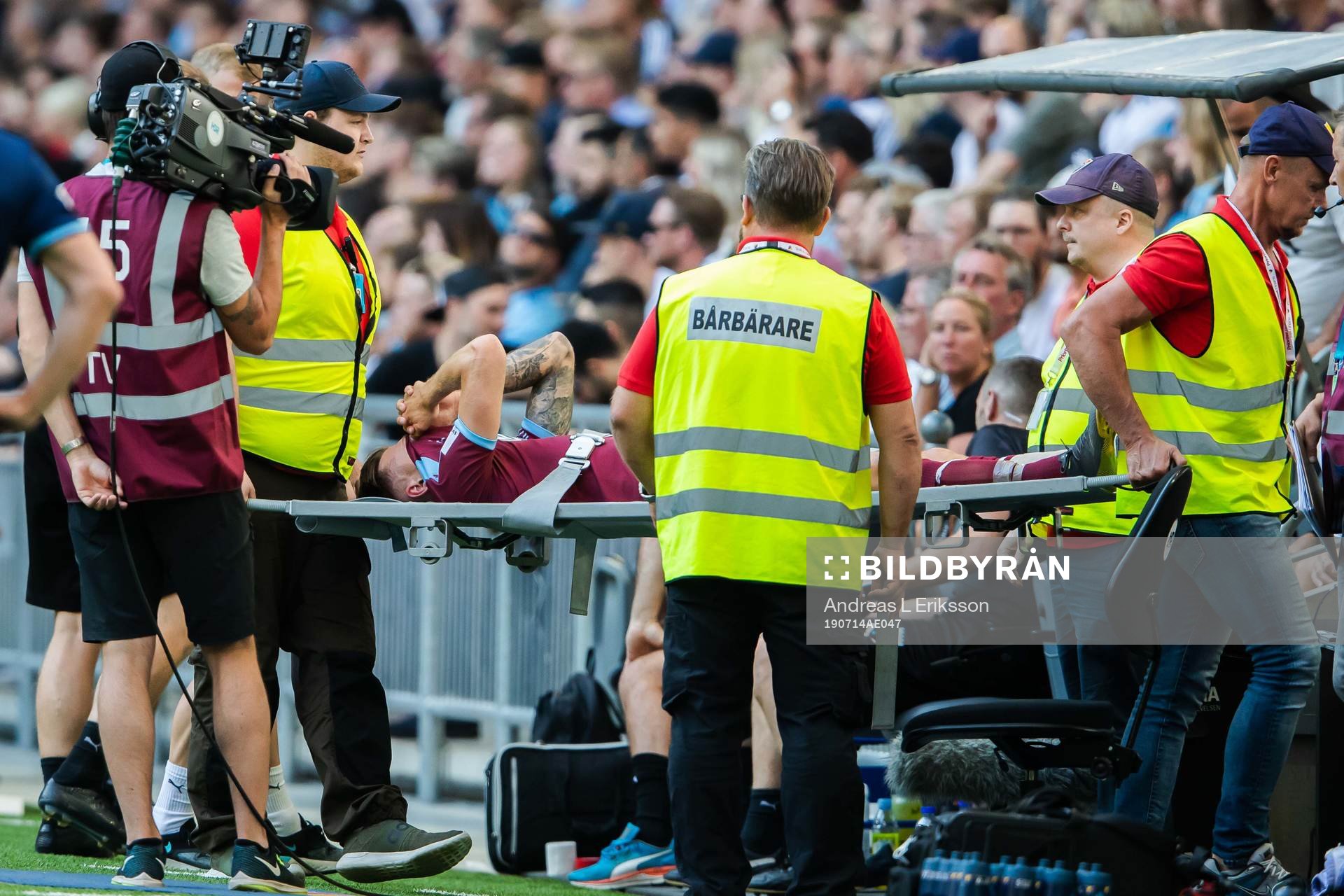 Malmö FFs Arnór Traustason bärs av planen på bår