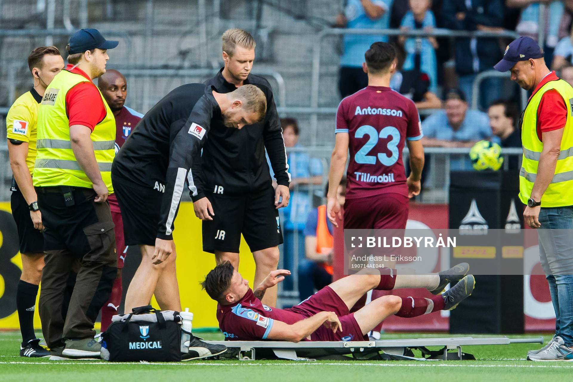 Malmö FFs Arnór Traustason läggs på bår med bandage