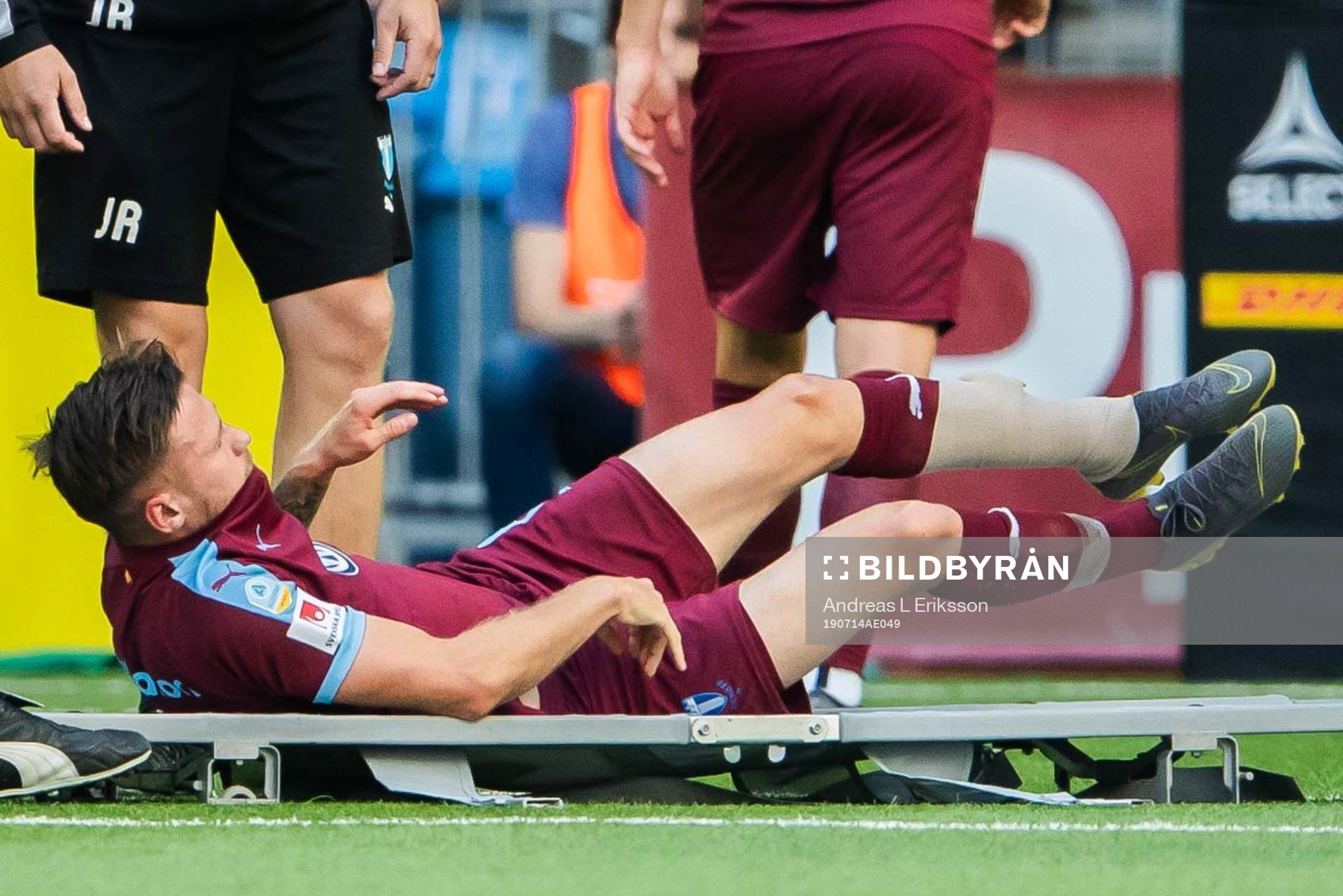 Malmö FFs Arnór Traustason läggs på bår med bandage
