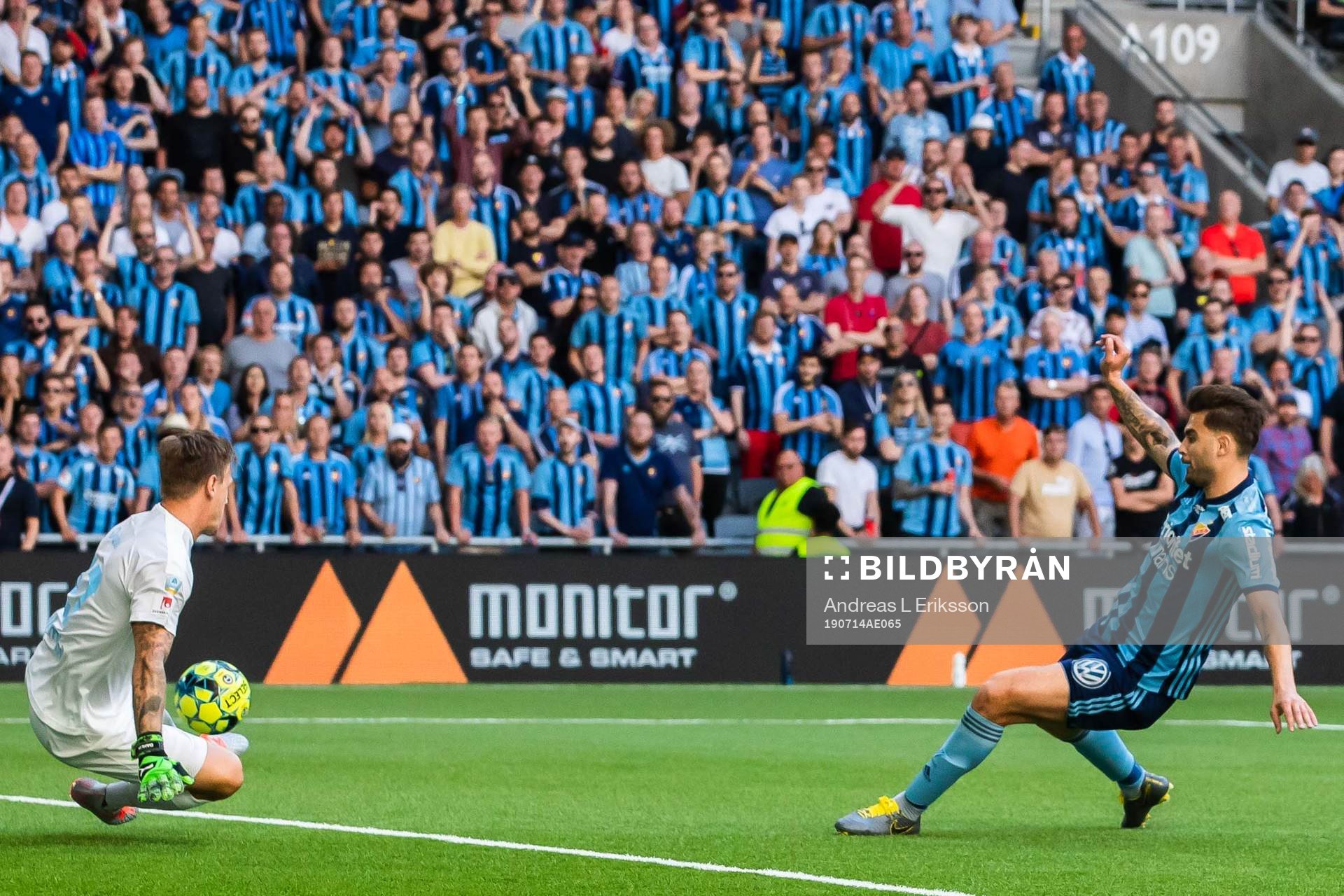 Malmö FFs Johan Dahlin med en räddning från Djurgårdens