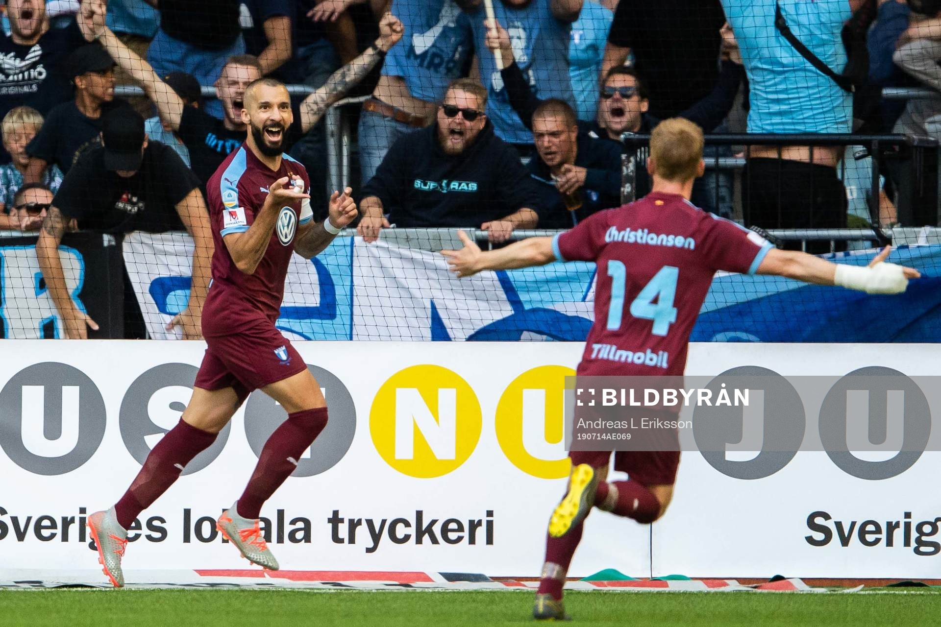 Malmö FFs Guillermo Molins jublar med Anders Christiansen efter 0-1 under fotbollsmatchen i Allsvenskan mellan Djurgården och Malmö den 14 juli 2019 i Stockholm.