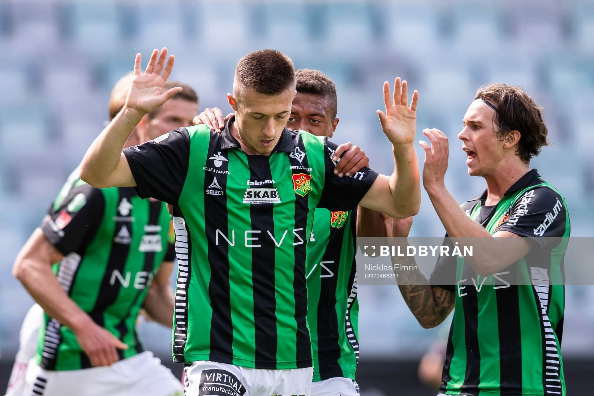 GAIS Leonard Pllana jublar med lagkamrater