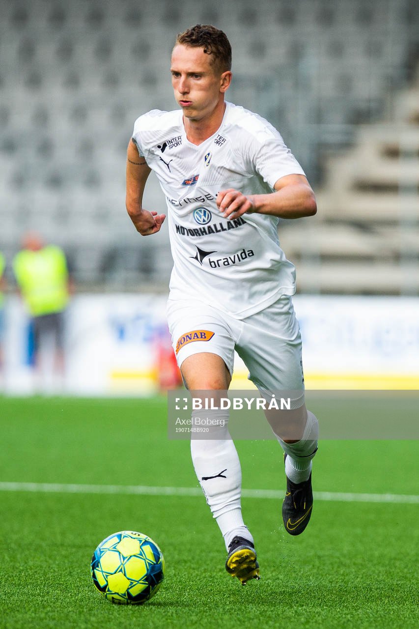 Halmstads Andreas Bengtsson under fotbollsmatchen i Superettan mellan Norrby och Halmstad den 14 april 2019 i Borås.