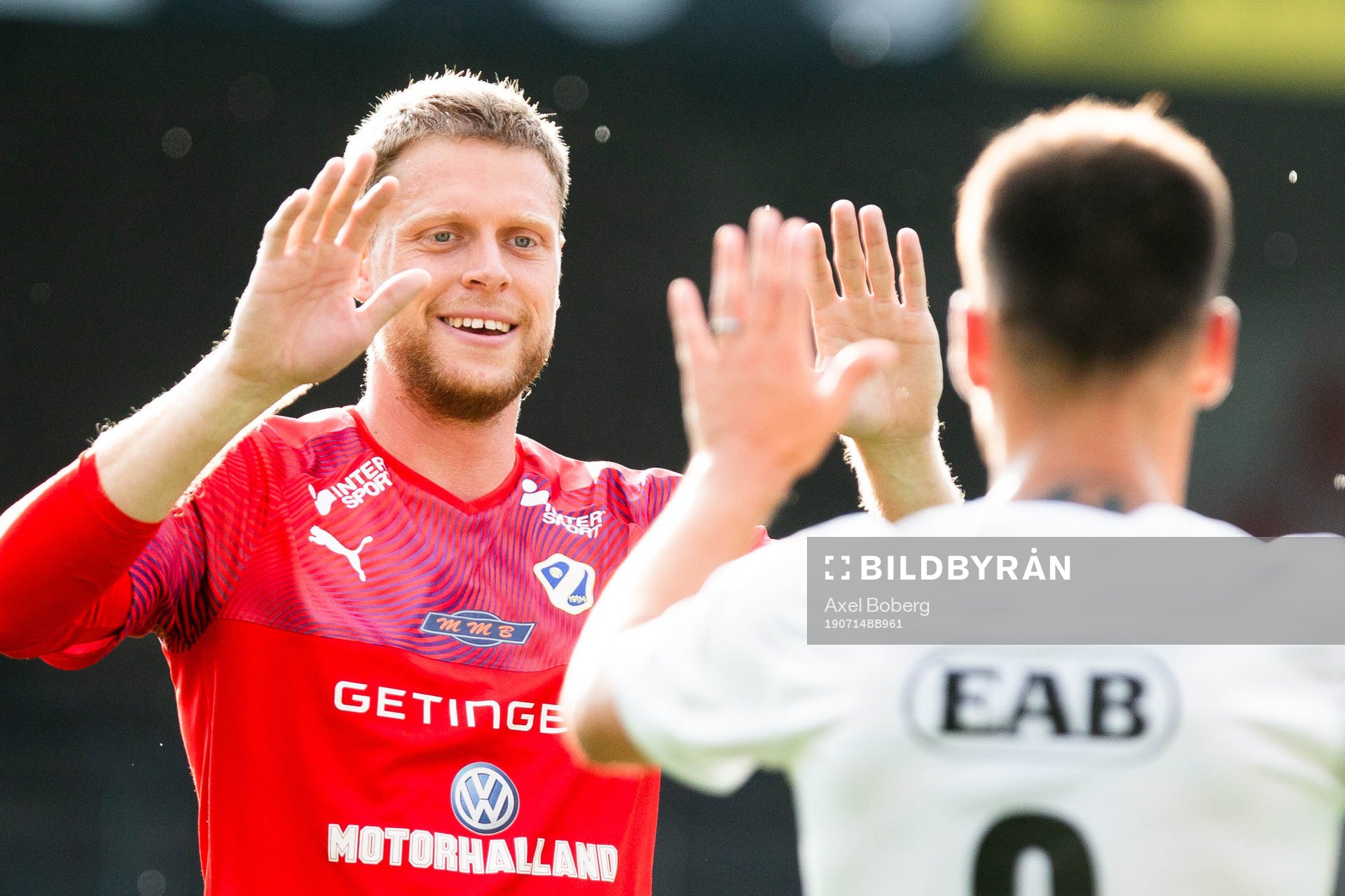 Halmstads målvakt Malkolm Nilsson och Pontus Silfwer jublar