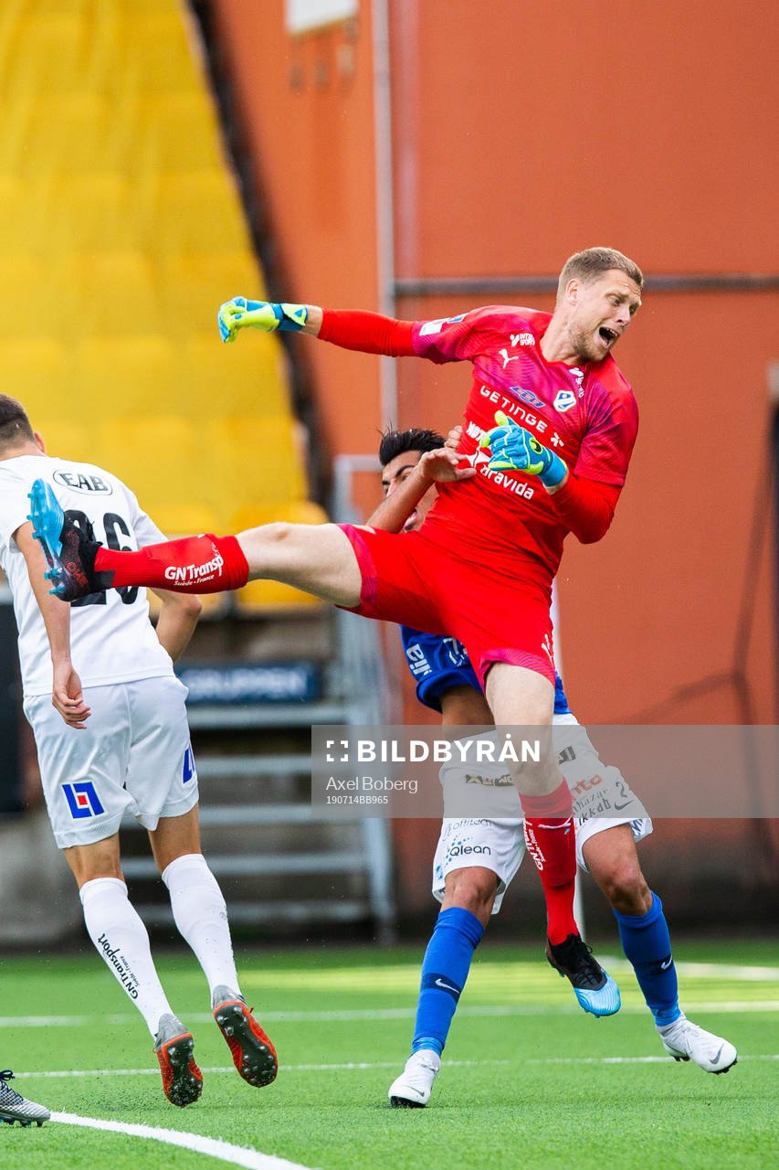 Norrbys Abbas Mohamad och Halmstads målvakt Malkolm Nilsson