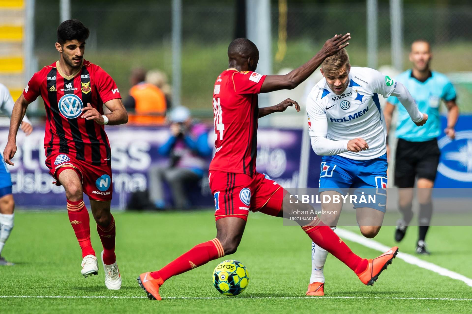 Östersunds Ronald Mukiibi och IFK Norrköpings Filip