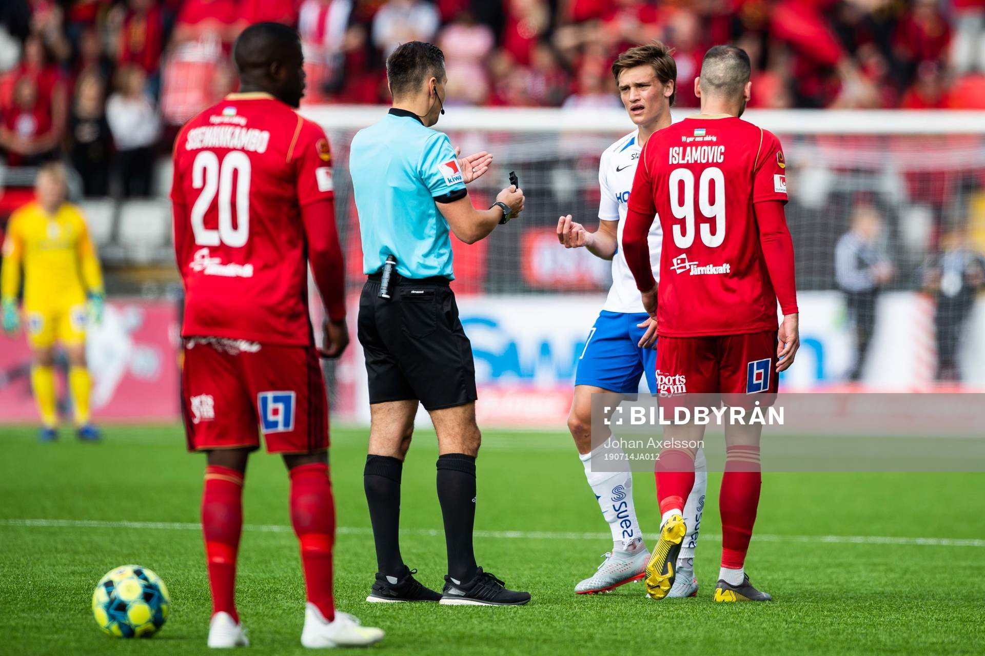 Östersunds huvuddomare Bojan Pandzic i samtal med IFK