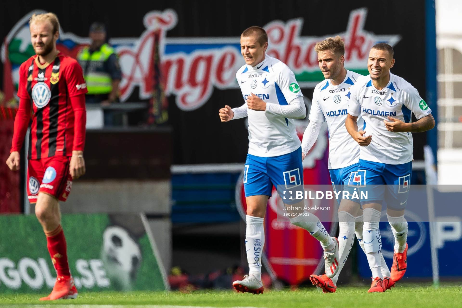 IFK Norrköpings Jordan Larsson jublar med lagkamrater