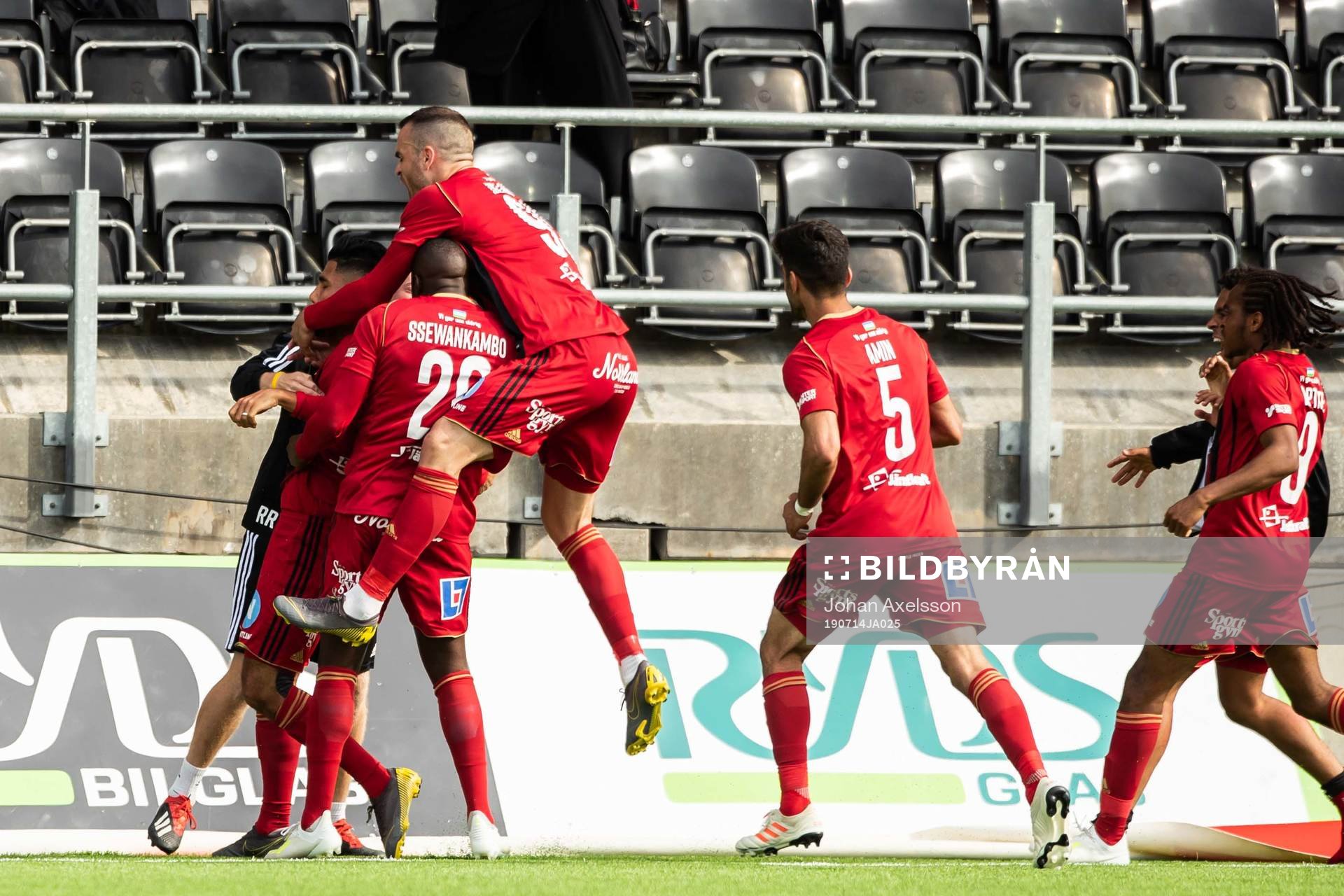 Östersunds Hosam Aiesh jublar med lagkamrater