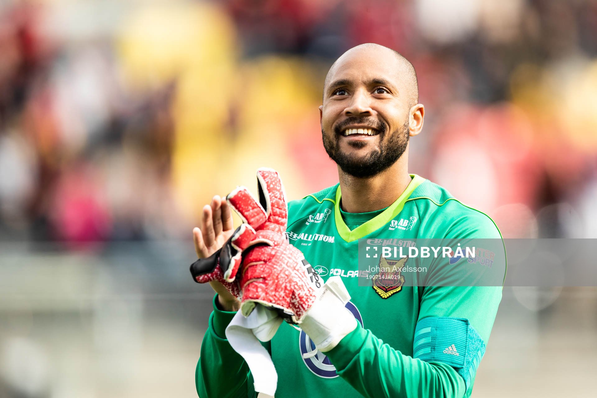 Östersunds målvakt Aly Keita jublar