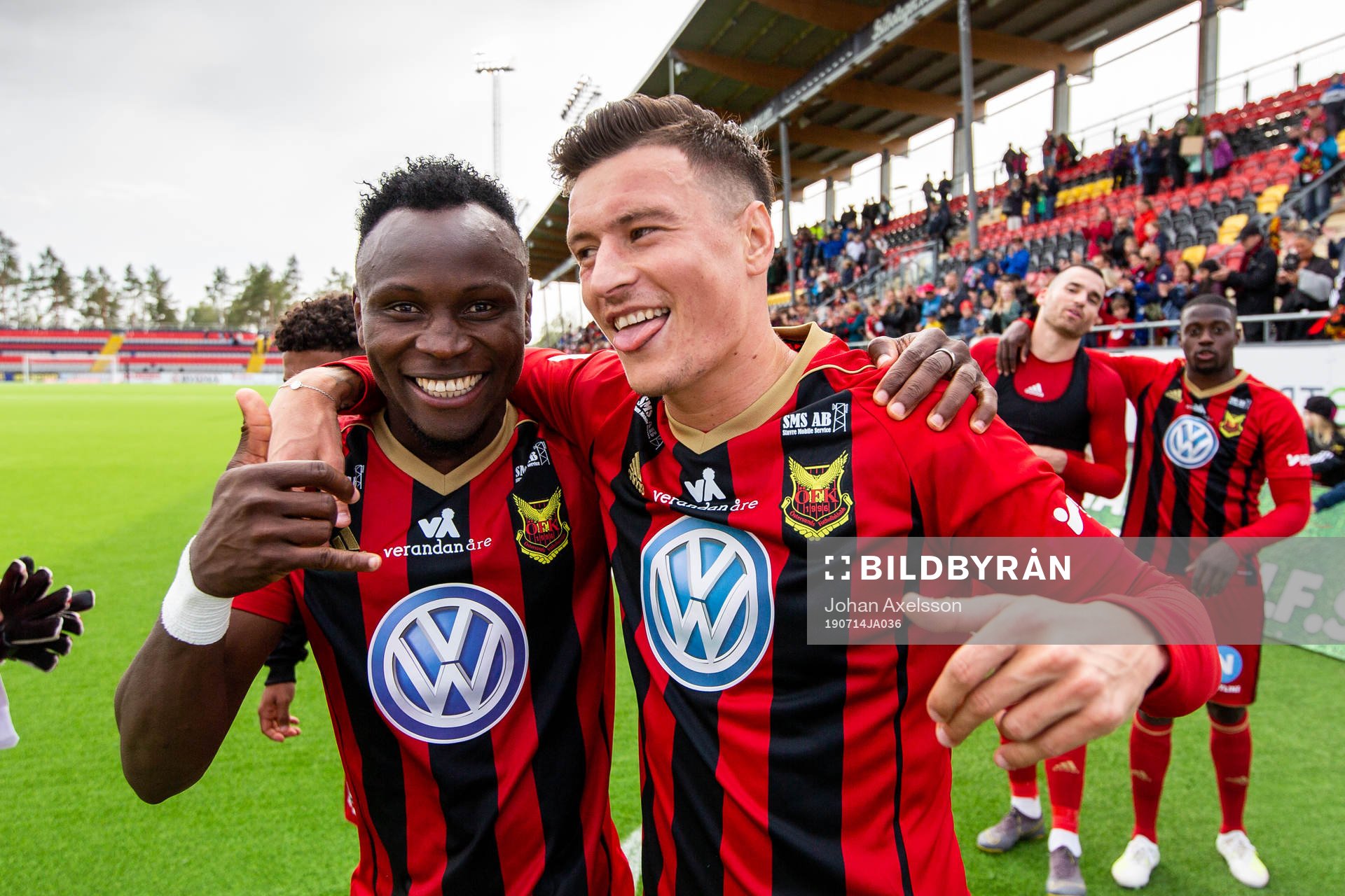 Östersunds Sam Mensiro och Jamie Hopcutt jublar efter fotbollsmatchen i Allsvenskan mellan Östersund och Norrköping den 14 Juli 2019 i Östersund.