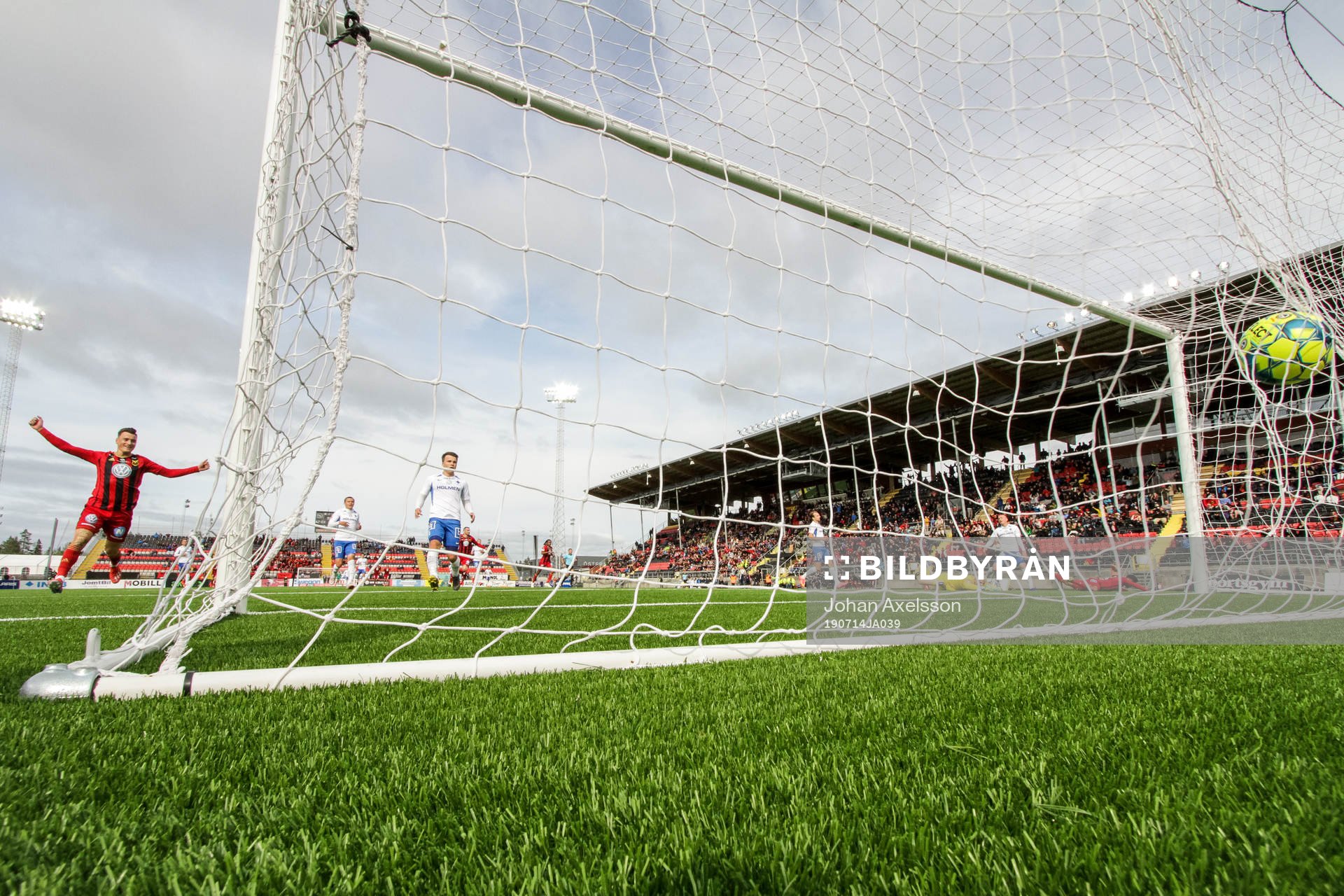 Östersunds Hosam Aiesh (ej bild) gör 2-1 Jamie Hopcutt jublar t.v under fotbollsmatchen i Allsvenskan mellan Östersund och Norrköping den 14 Juli 2019 i Östersund.
