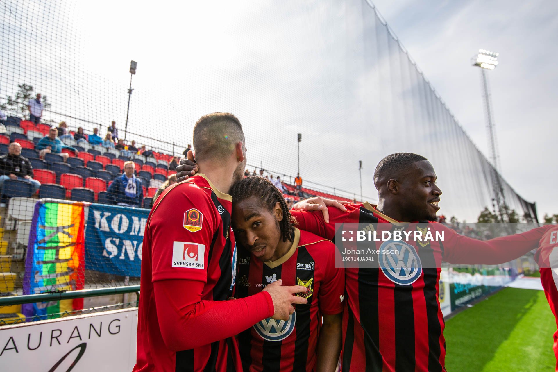 Östersunds Francis Jon-Baptiste (mitten)  jublar med Dino