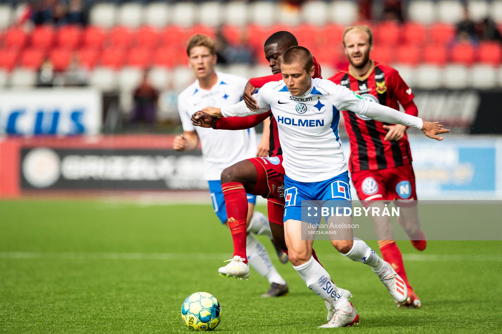 IFK Norrköpings Simon Thern i kamp med Östersunds Isak Ssewankambo under fotbollsmatchen i Allsvenskan mellan Östersund och Norrköping den 14 Juli 2019 i Östersund.