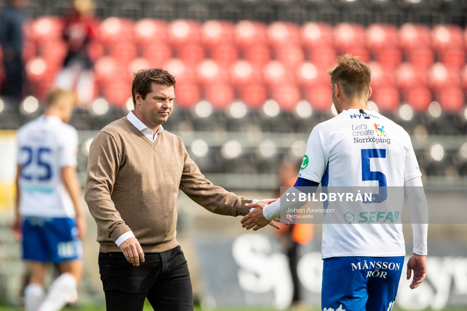 IFK Norrköpings tränare Jens Gustafsson klappar om