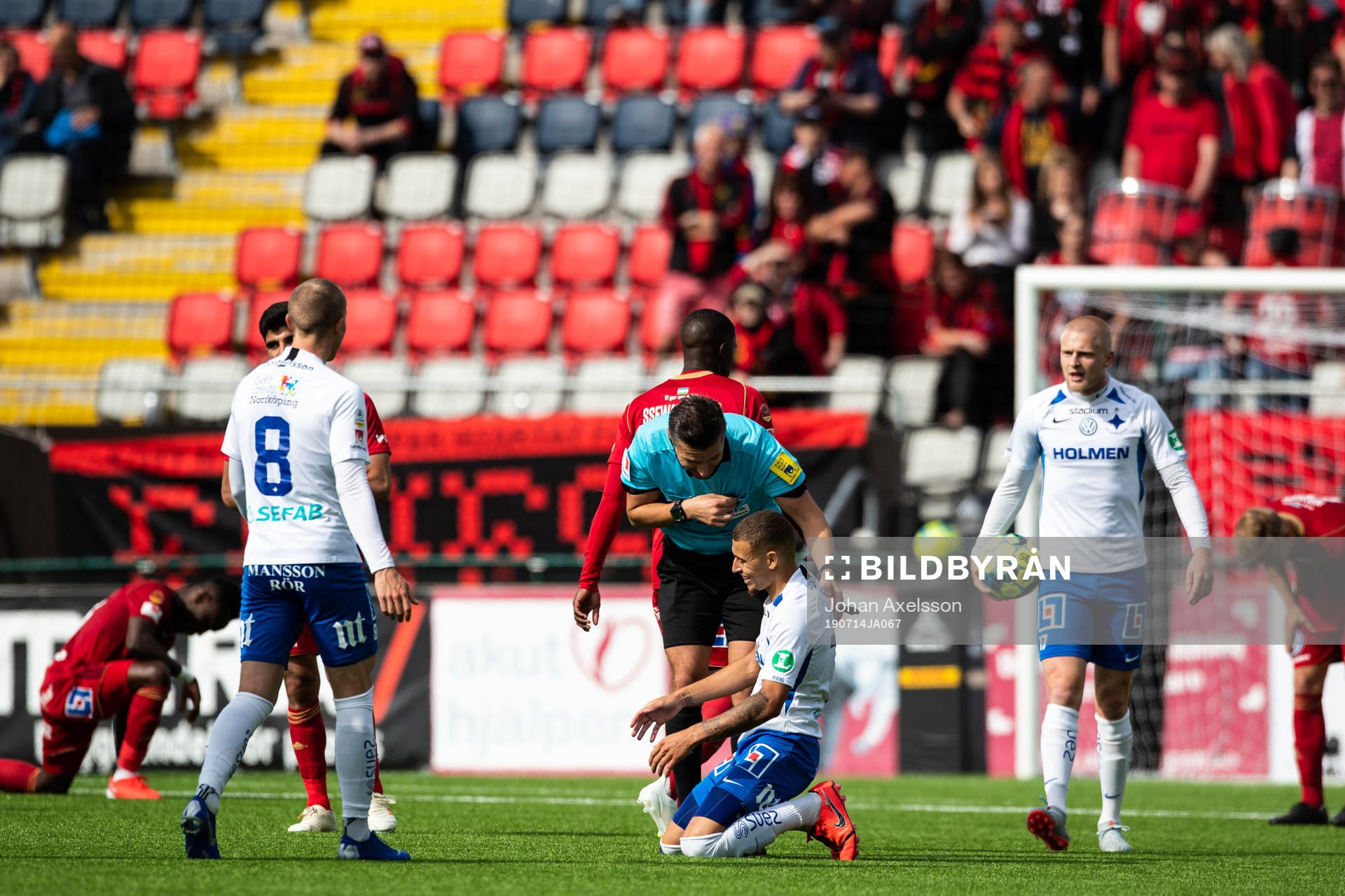 huvuddomare Bojan Pandzic i samtal med IFK Norrköpings