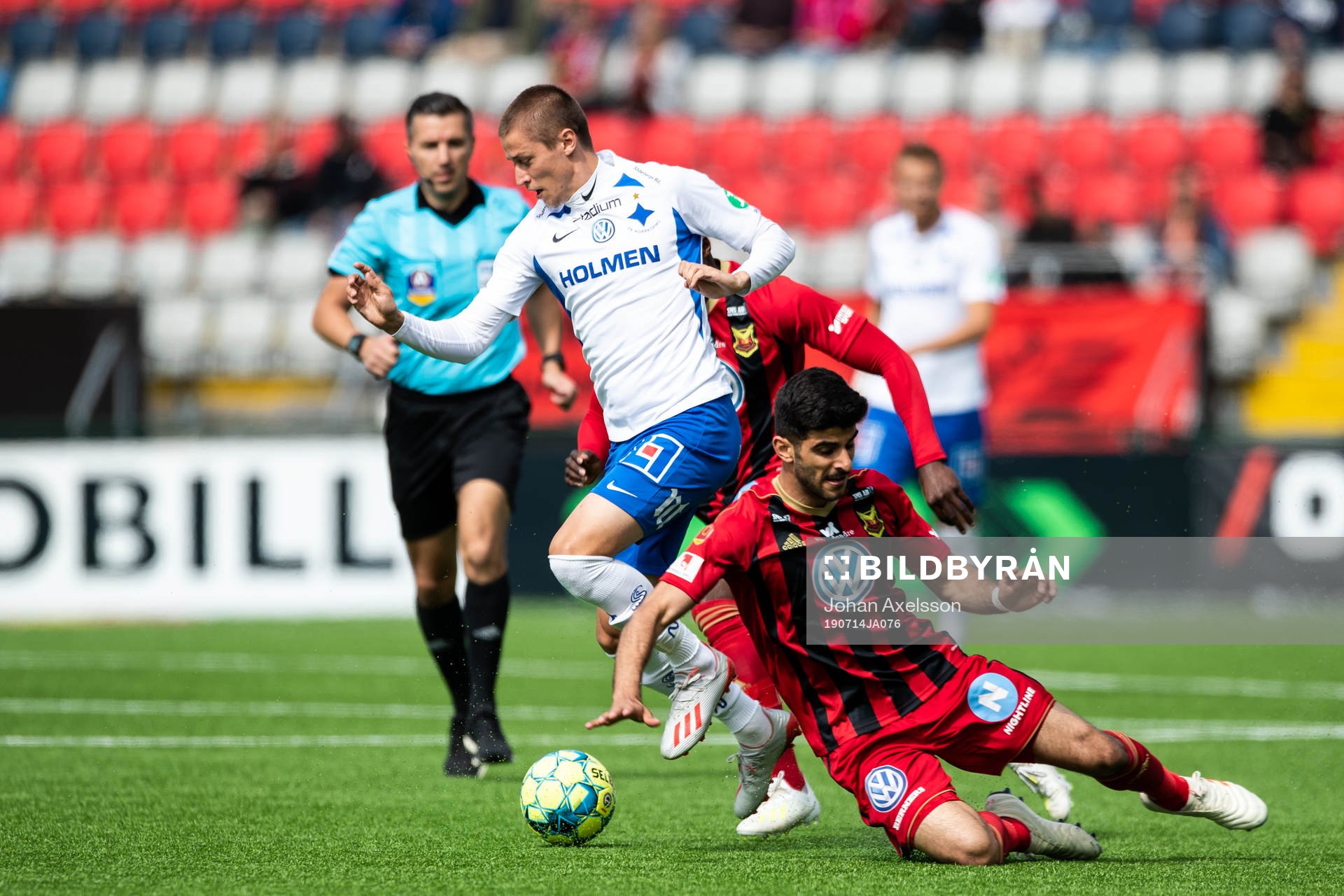 IFK Norrköpings Simon Thern i kamp med Östersunds Rewan Amin under fotbollsmatchen i Allsvenskan mellan Östersund och Norrköping den 14 Juli 2019 i Östersund.