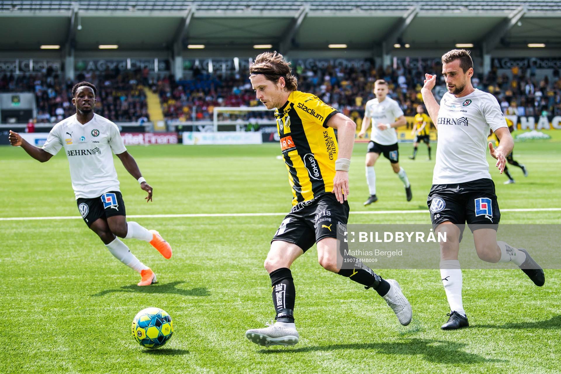 Häckens Erik Friberg och Örebros Filip Rogic