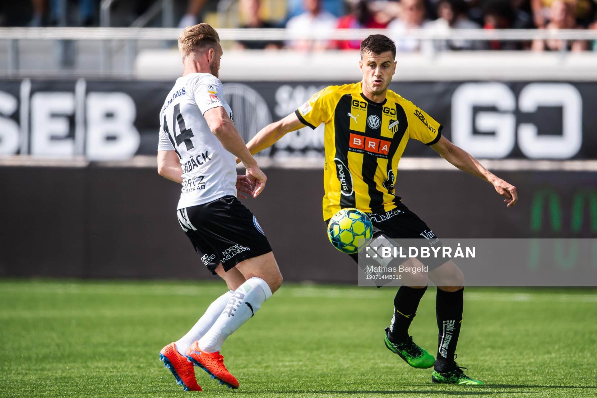 Örebros Michael Almebäck och Häckens Daleho Irandust