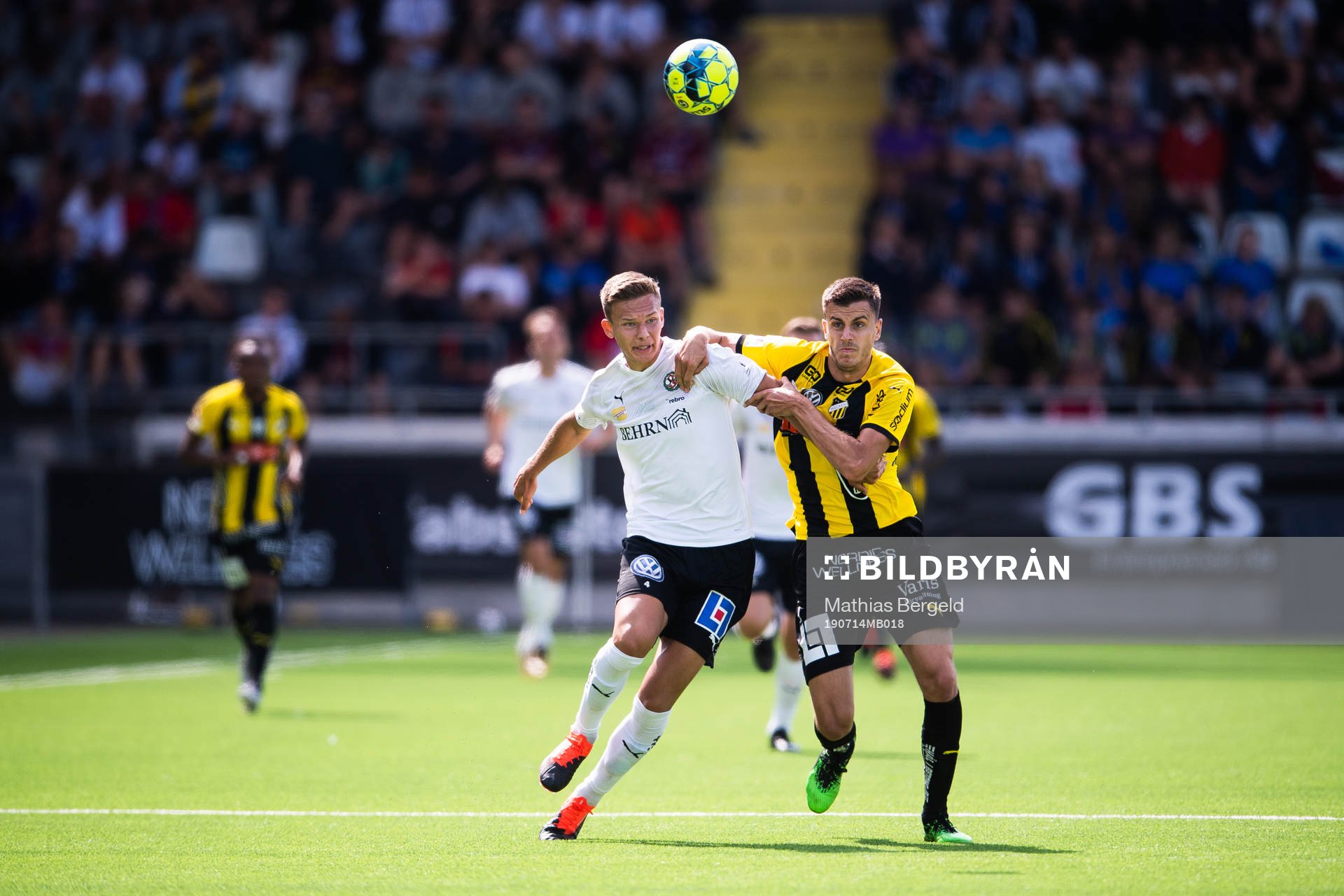Örebros Arvid Brorsson och Häckens Alexander Jeremejeff i kamp om bollen under fotbollsmatchen i Allsvenskan mellan Häcken och Örebro den 14 juli 2019 i Göteborg.