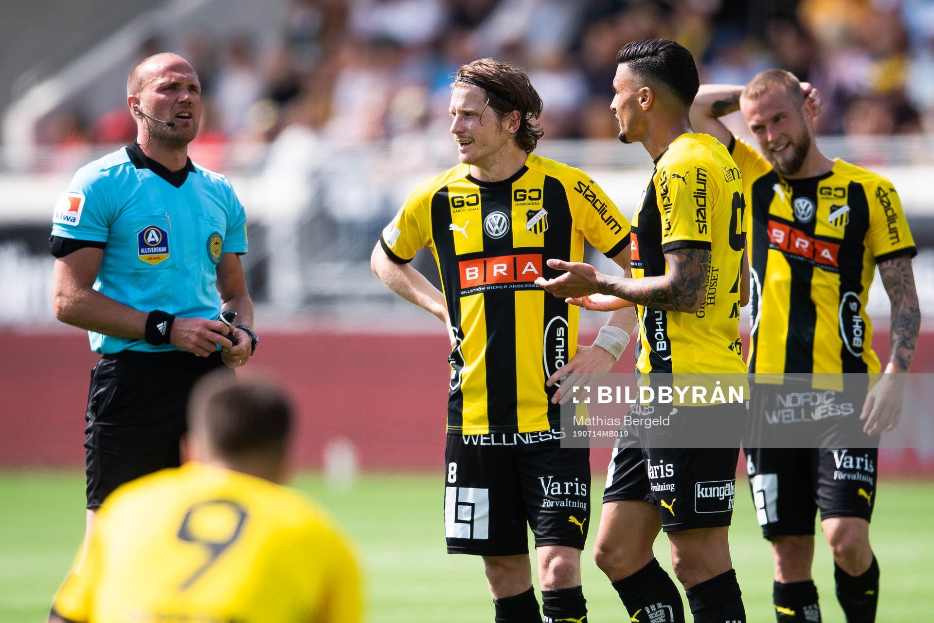 Domare Patrik Eriksson i diskussion med Häckens Erik