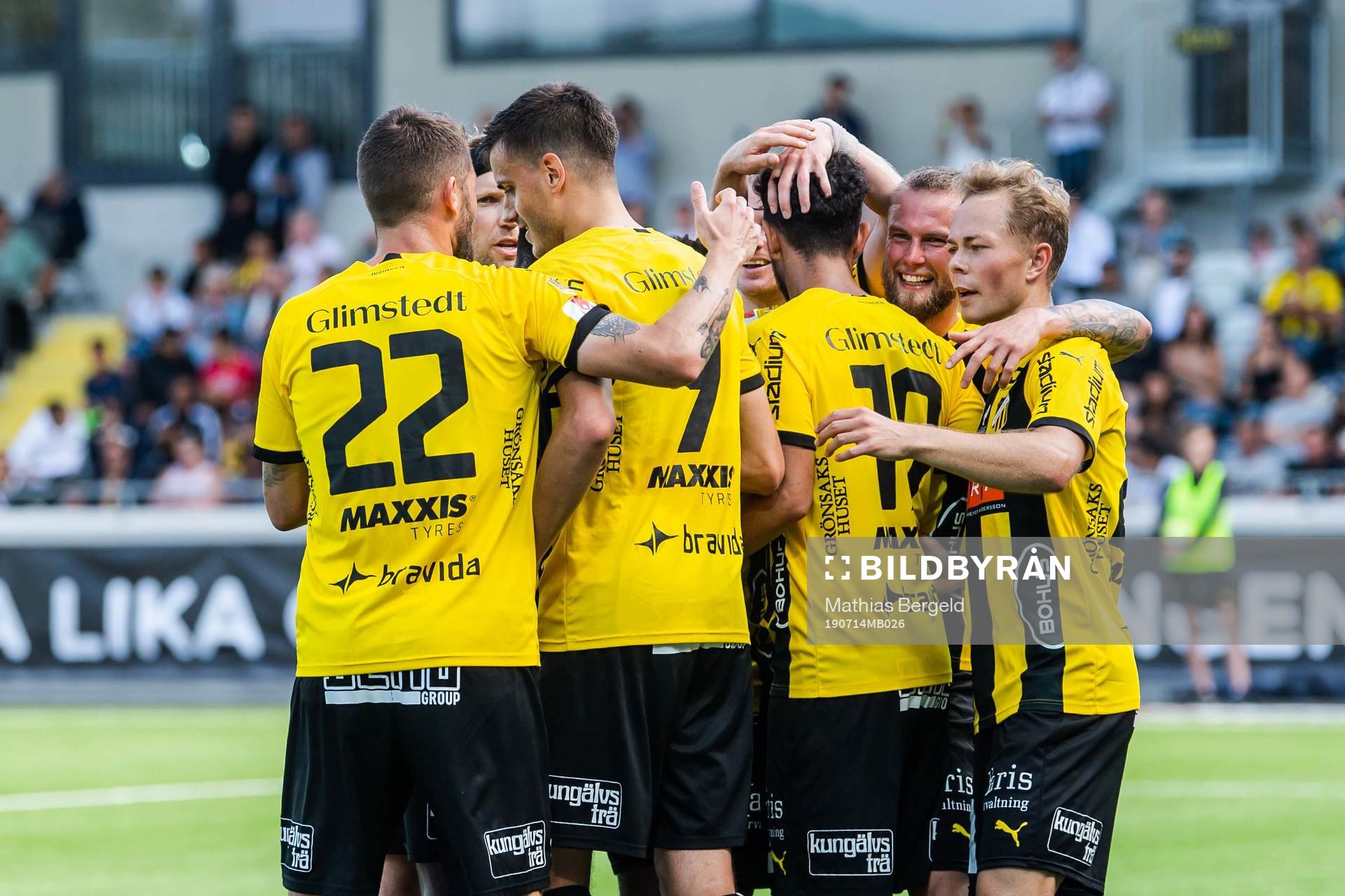 Häckens Alexander Jeremejeff jublar med lagkamrater