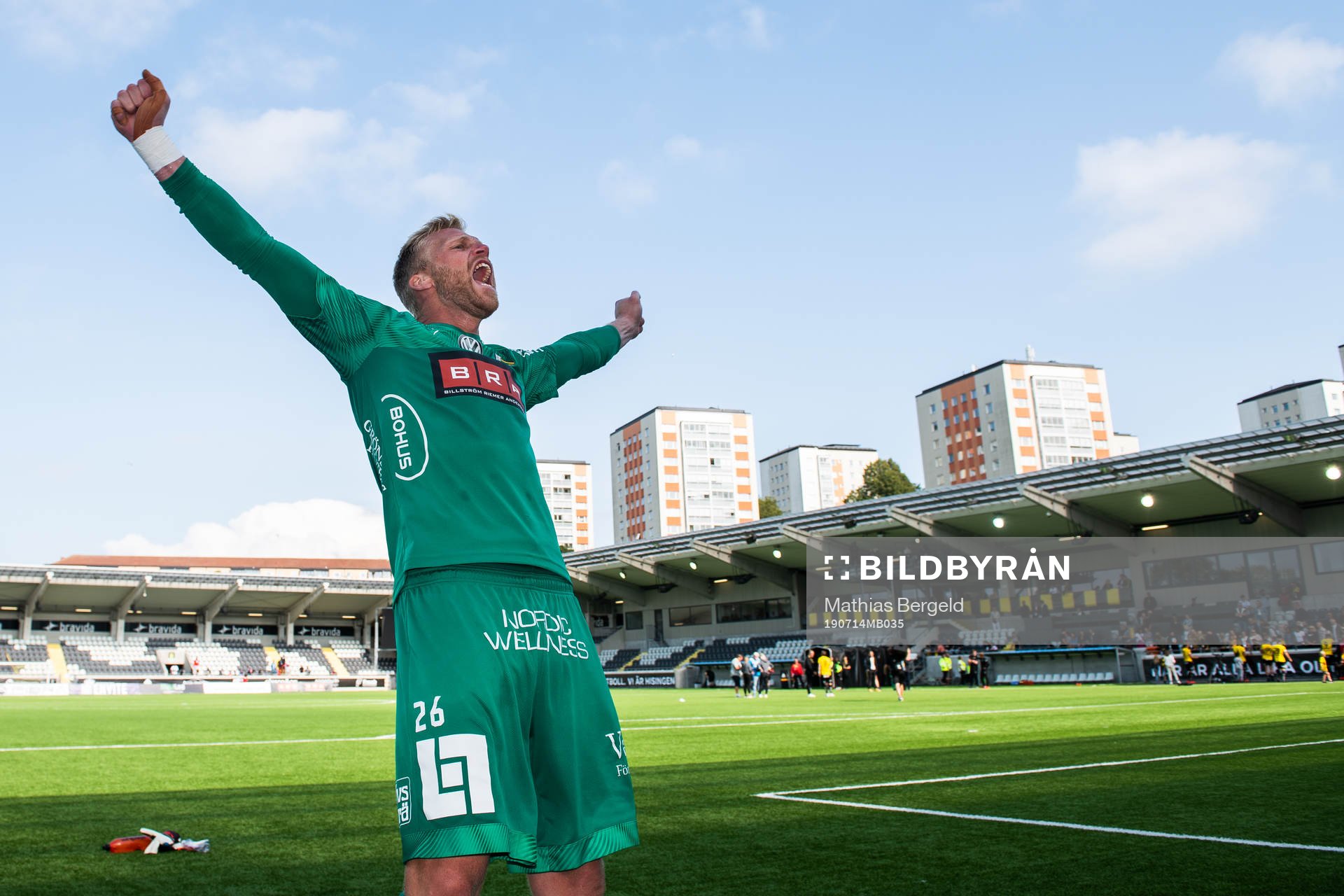 Häckens målvakt Peter Abrahamsson jublar med fansen