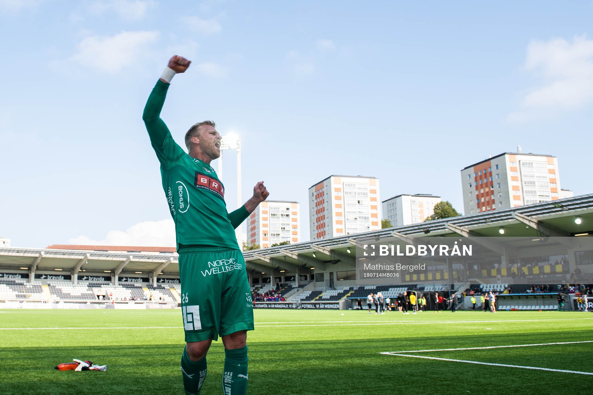 Häckens målvakt Peter Abrahamsson jublar med fansen
