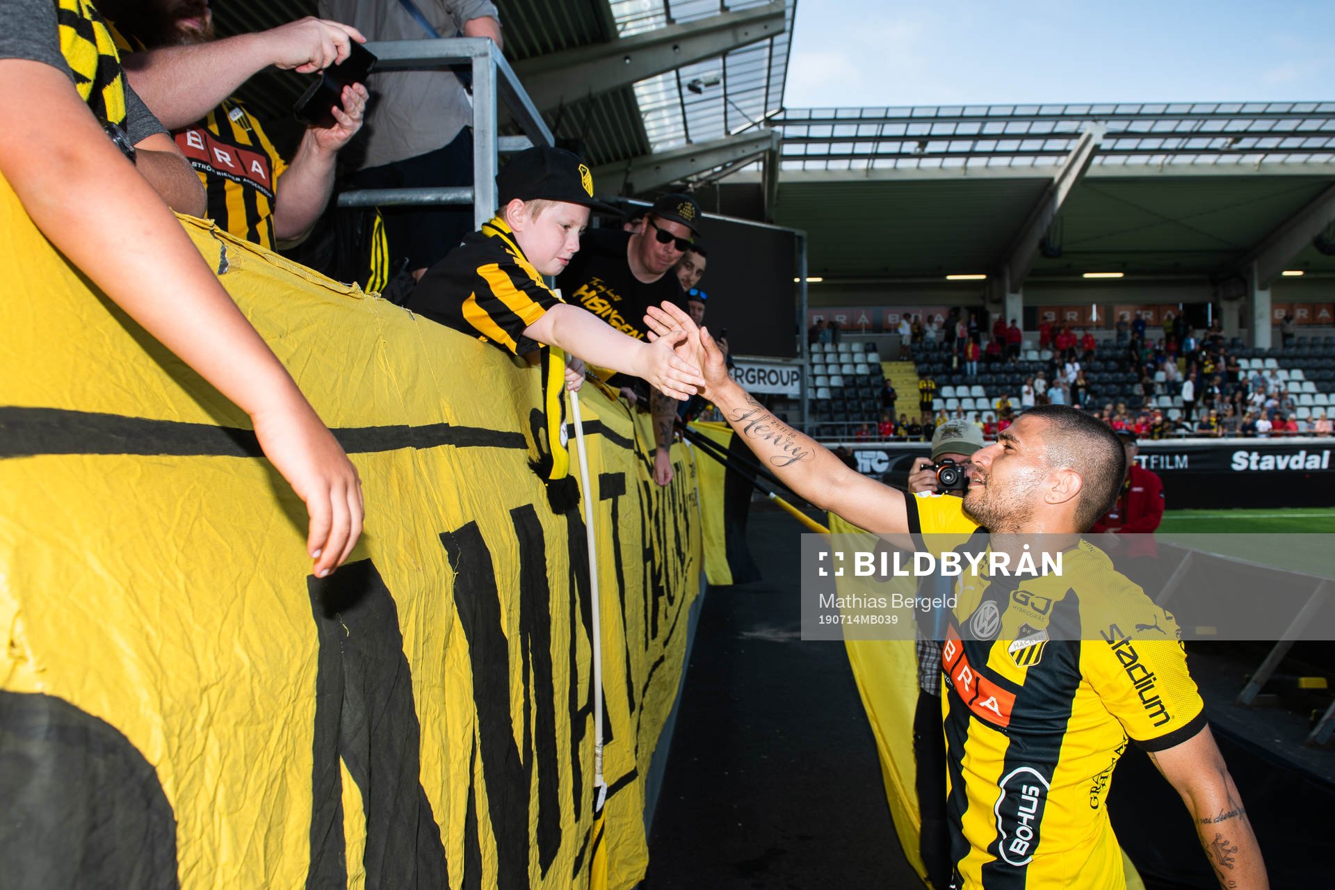 Häckens Paulinho jublar med fansen