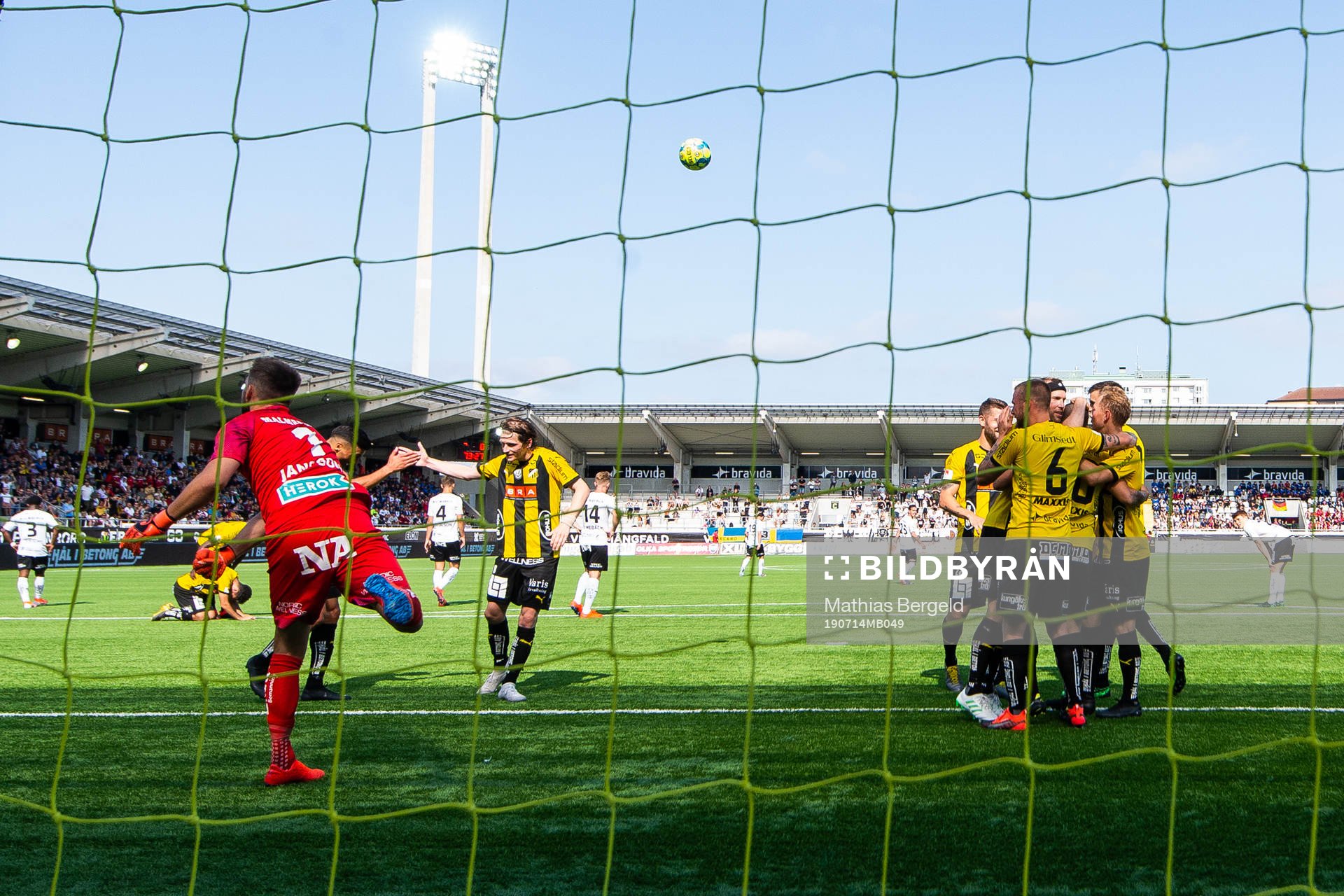 Örebros målvakt Oscar Jansson deppar medan Häckens