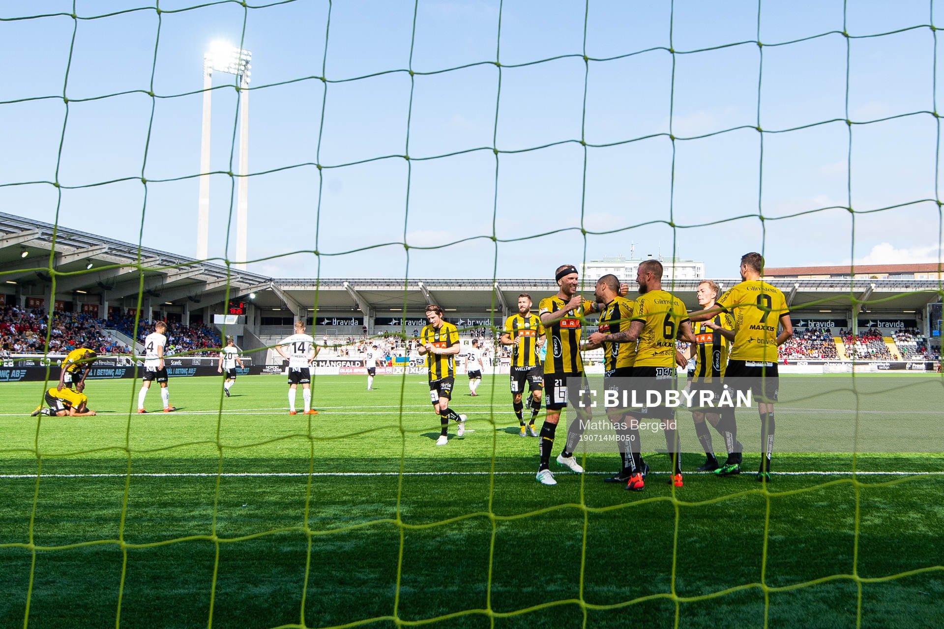Häckens spelare jublar med Paulinho som gjort 3-0
