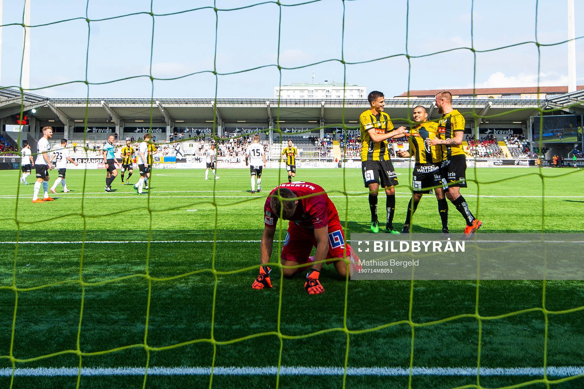Örebros målvakt Oscar Jansson deppar medan Häckens