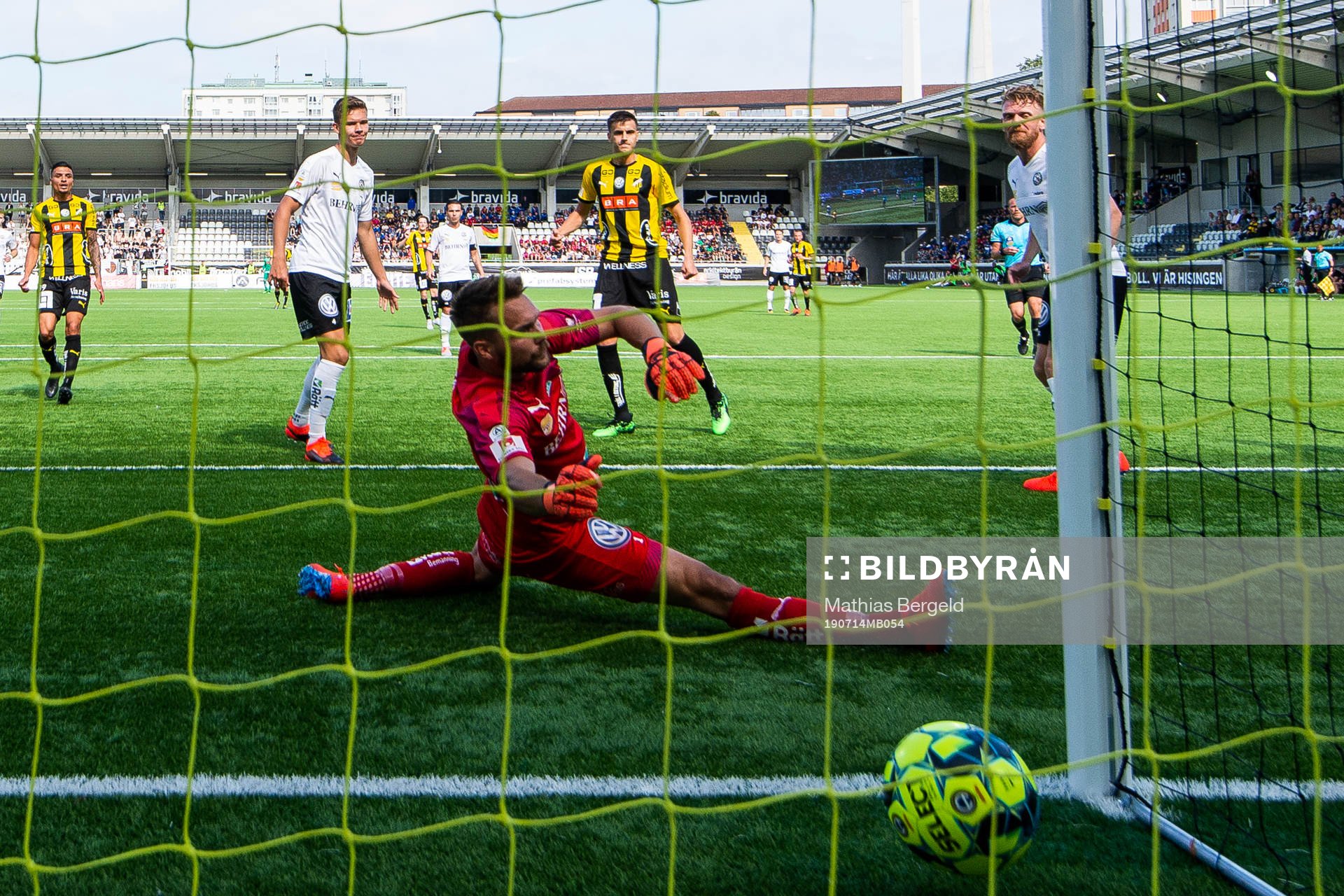 Häckens Alexander Jeremejeff gör 2-0 bakom Örebros